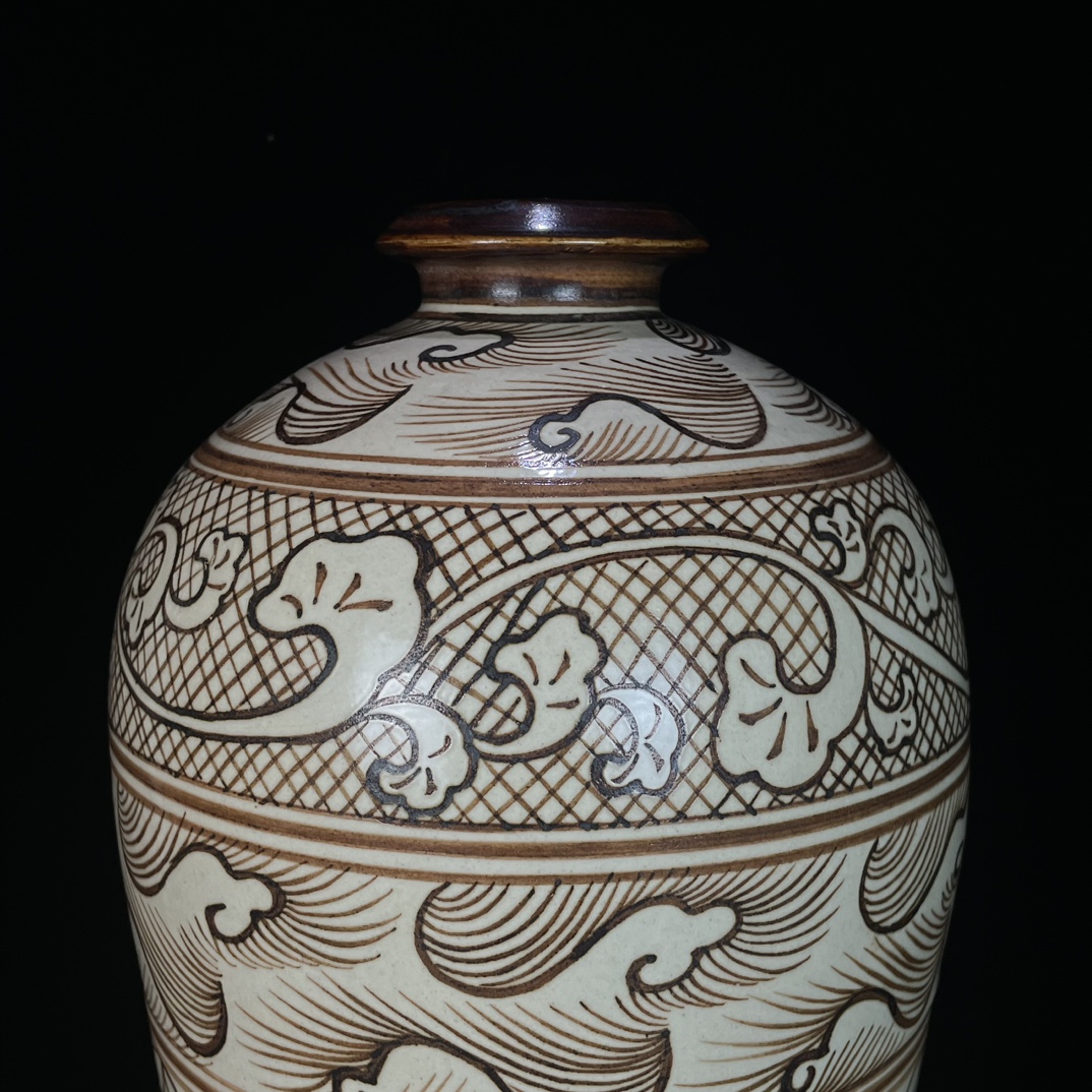 Song Dynasty Cizhou Kiln Seawater Geometric Pattern Plum Vase - Image 4 of 9