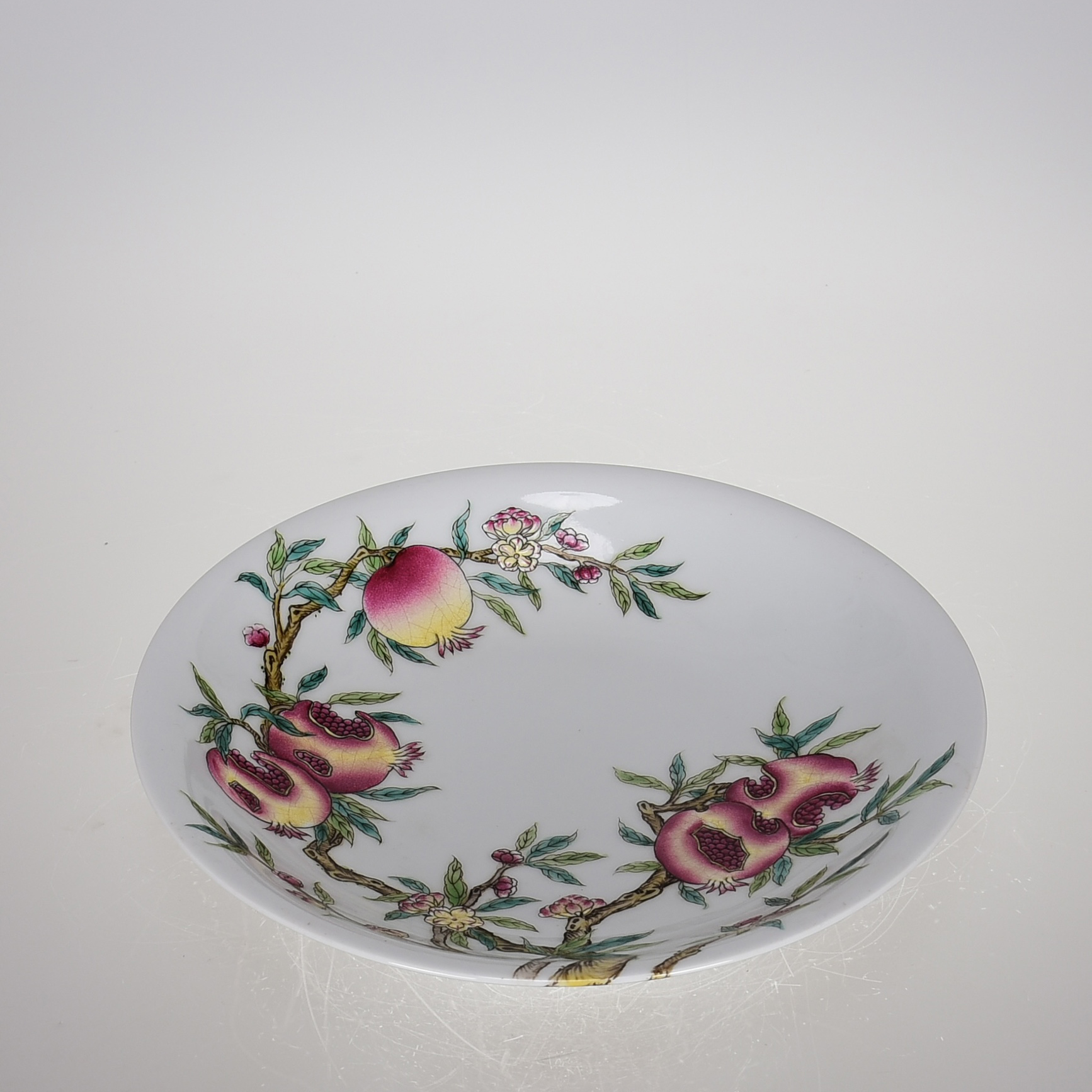 Qing Yongzheng pastel pomegranate picture plate with hundreds of seeds