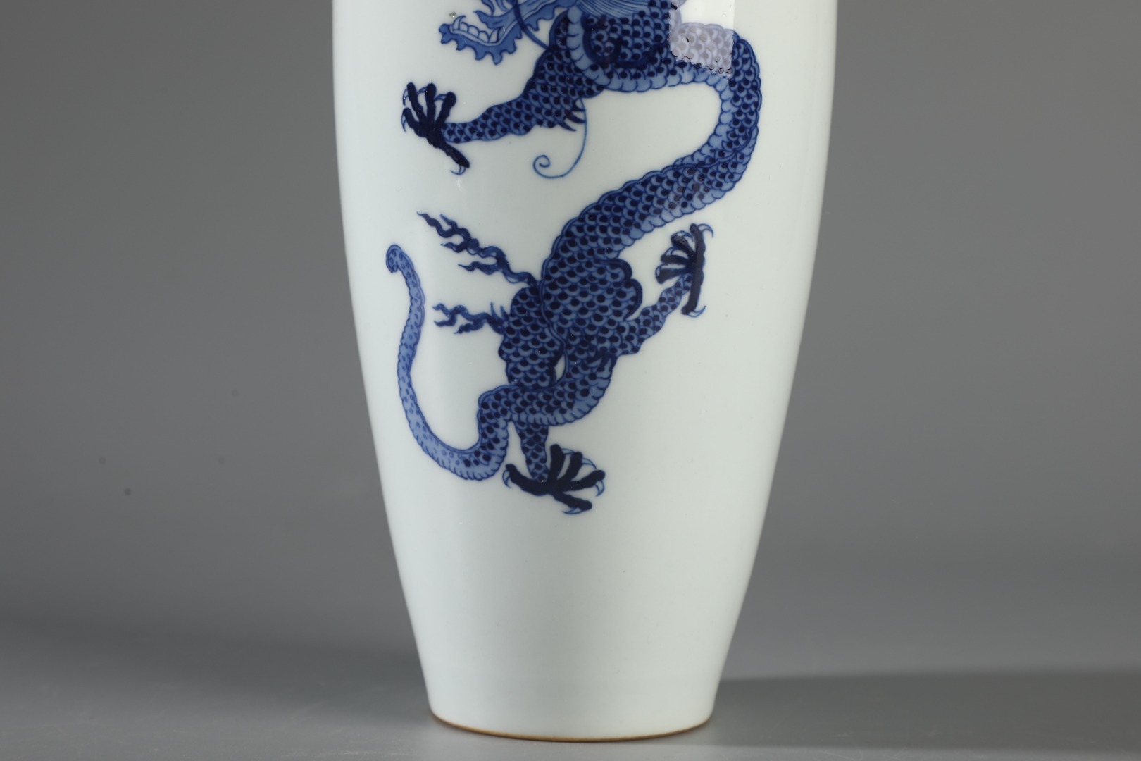 Blue and white dragon vase made during the Kangxi reign of the Qing Dynasty - Image 4 of 9