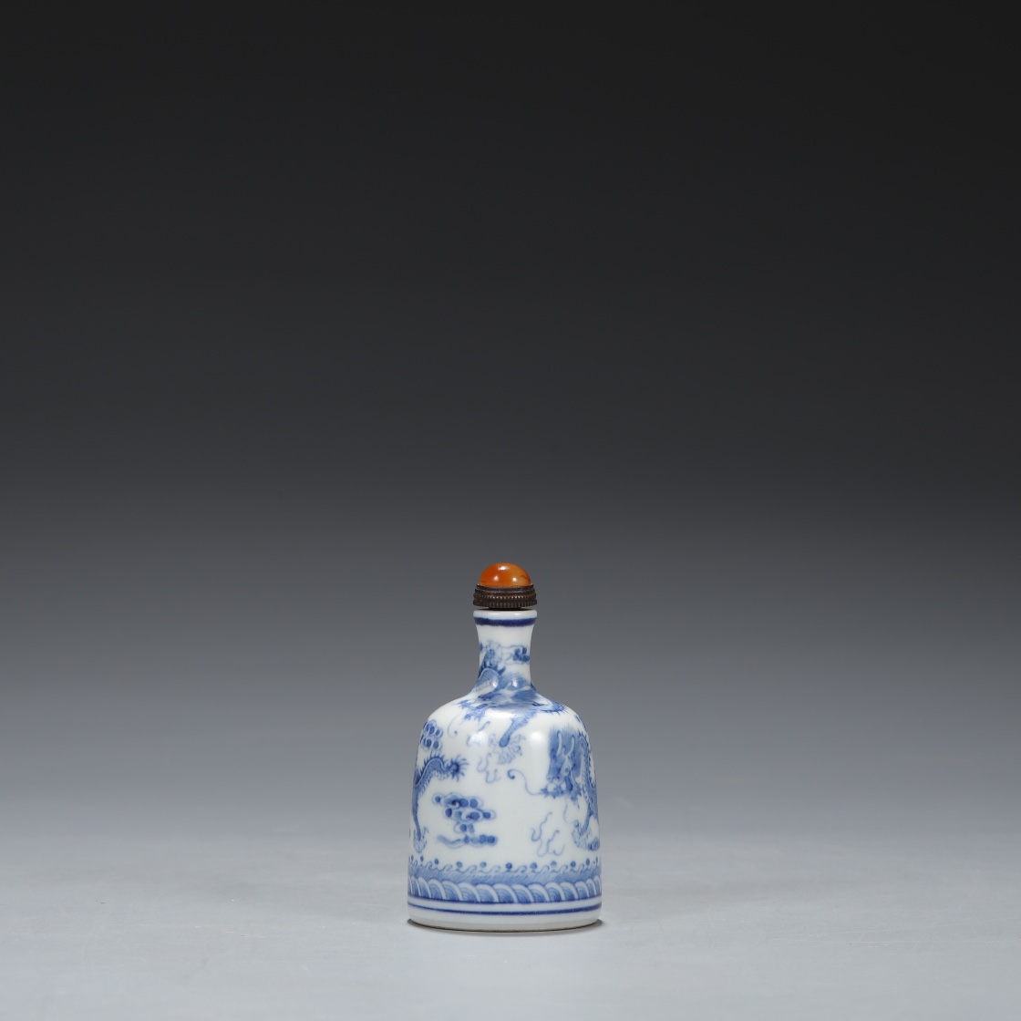 Qing Dynasty Qianlong blue and white dragon pattern snuff bottle - Image 6 of 8