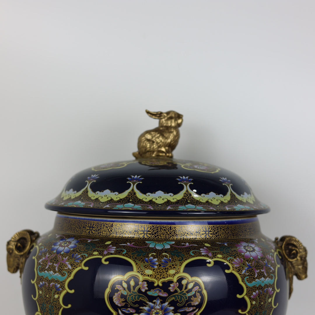 Ceremonial blue glaze gold inlaid copper sheep head jar with two ears and lid - Bild 2 aus 9