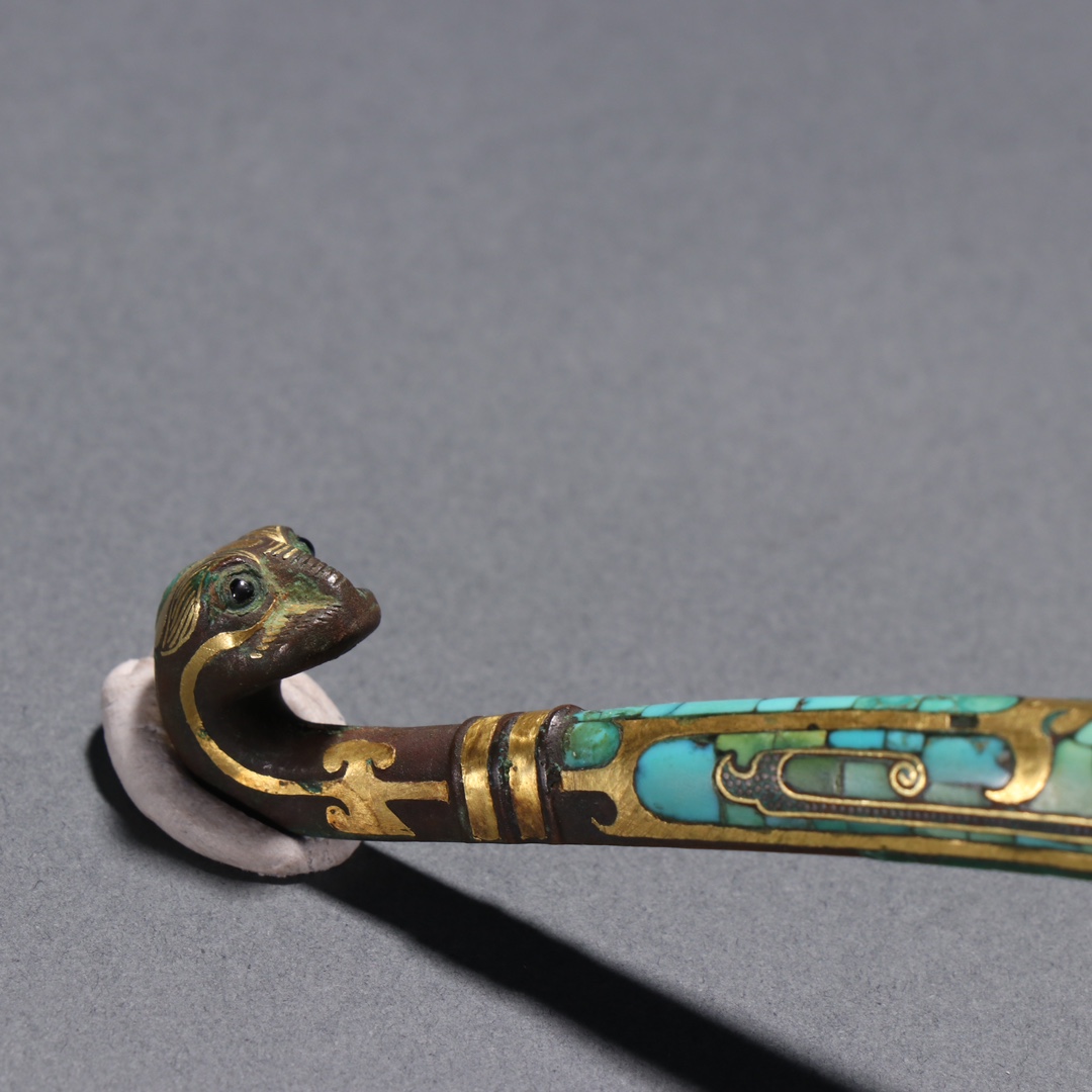 Han Dynasty Bronze with gold and silver inlaid with turquoise dragon hook - Image 4 of 9