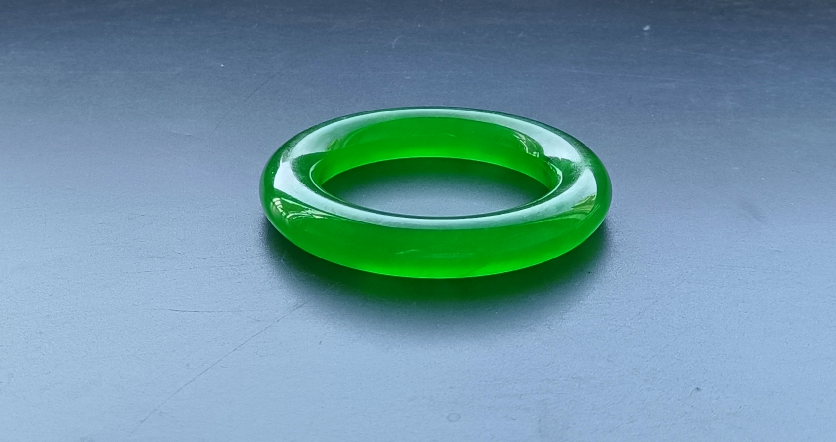 A pair of top-grade dragon stone imperial green bracelets - Image 2 of 8