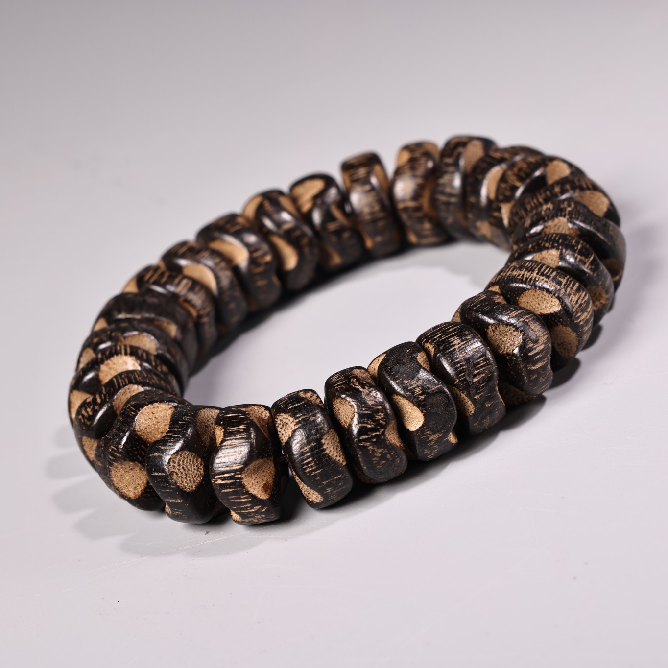 High oil and water-sinking grade Dalagan agarwood bracelet - Image 3 of 13