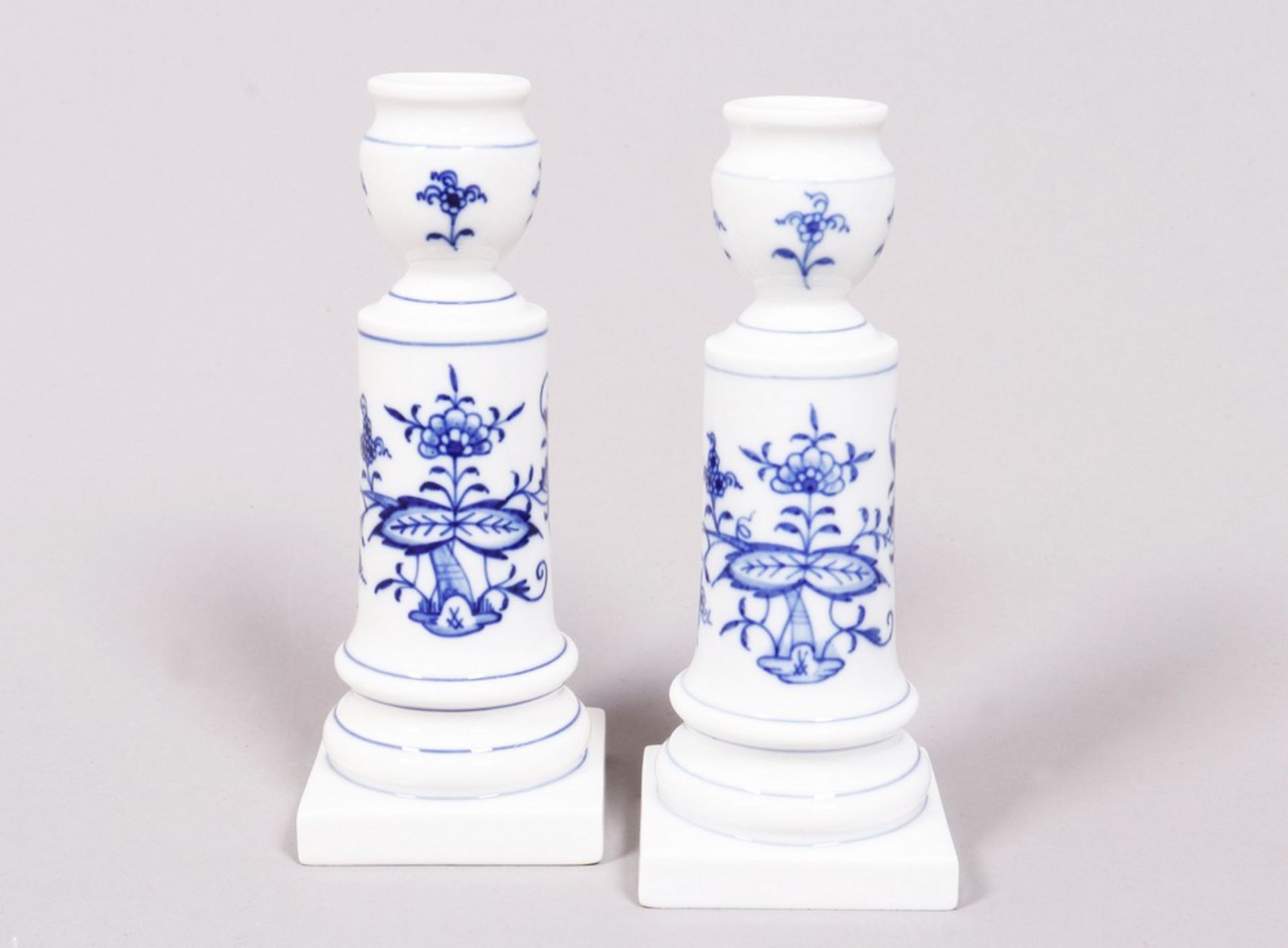 Pair of table candlesticks, Meissen, 20th C., “Zwiebelmuster” decor