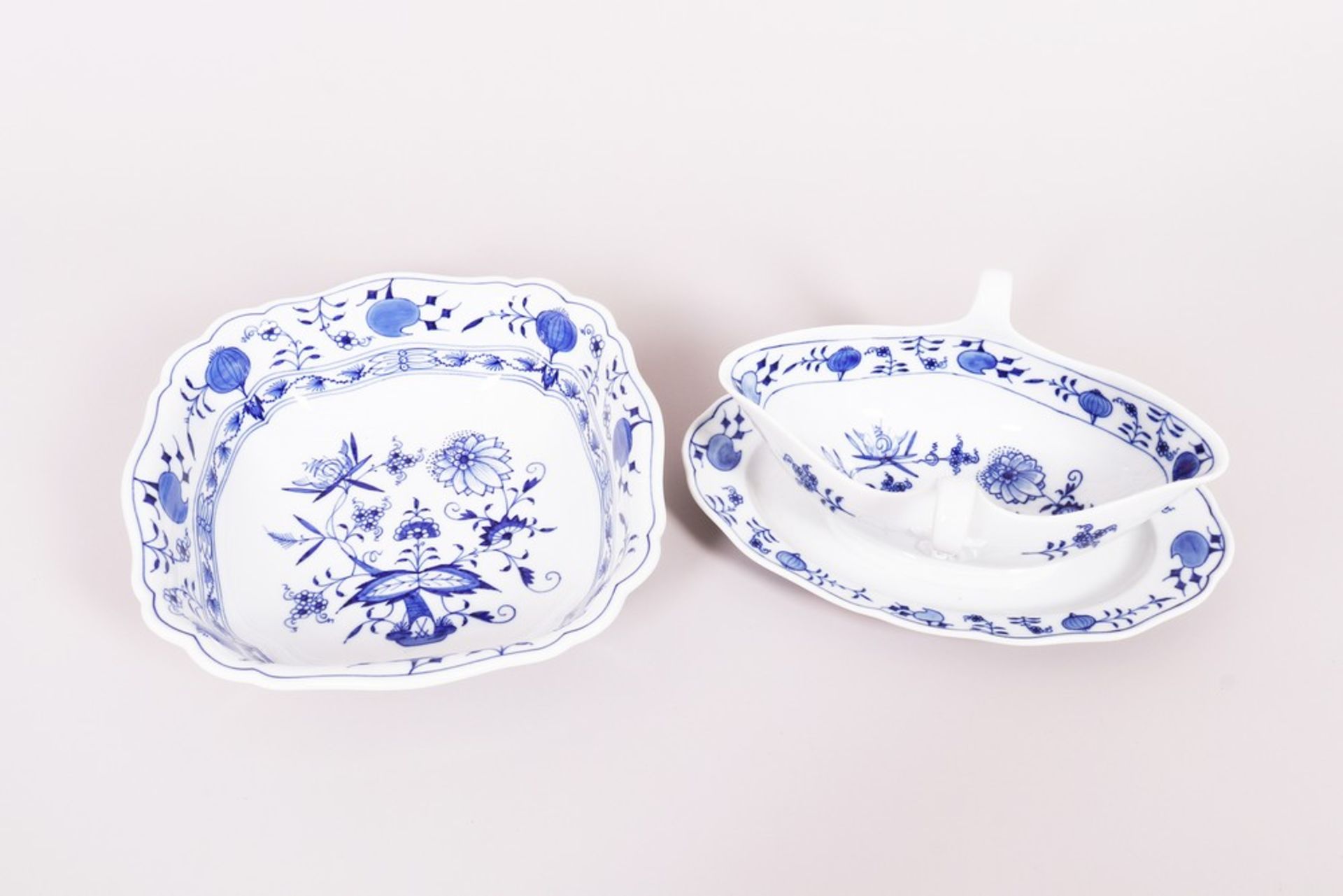 Mixed lot of dinnerware, Meissen, shape “Neuer Ausschnitt”, decor “Zwiebelmuster”, 20th C. - Image 4 of 7