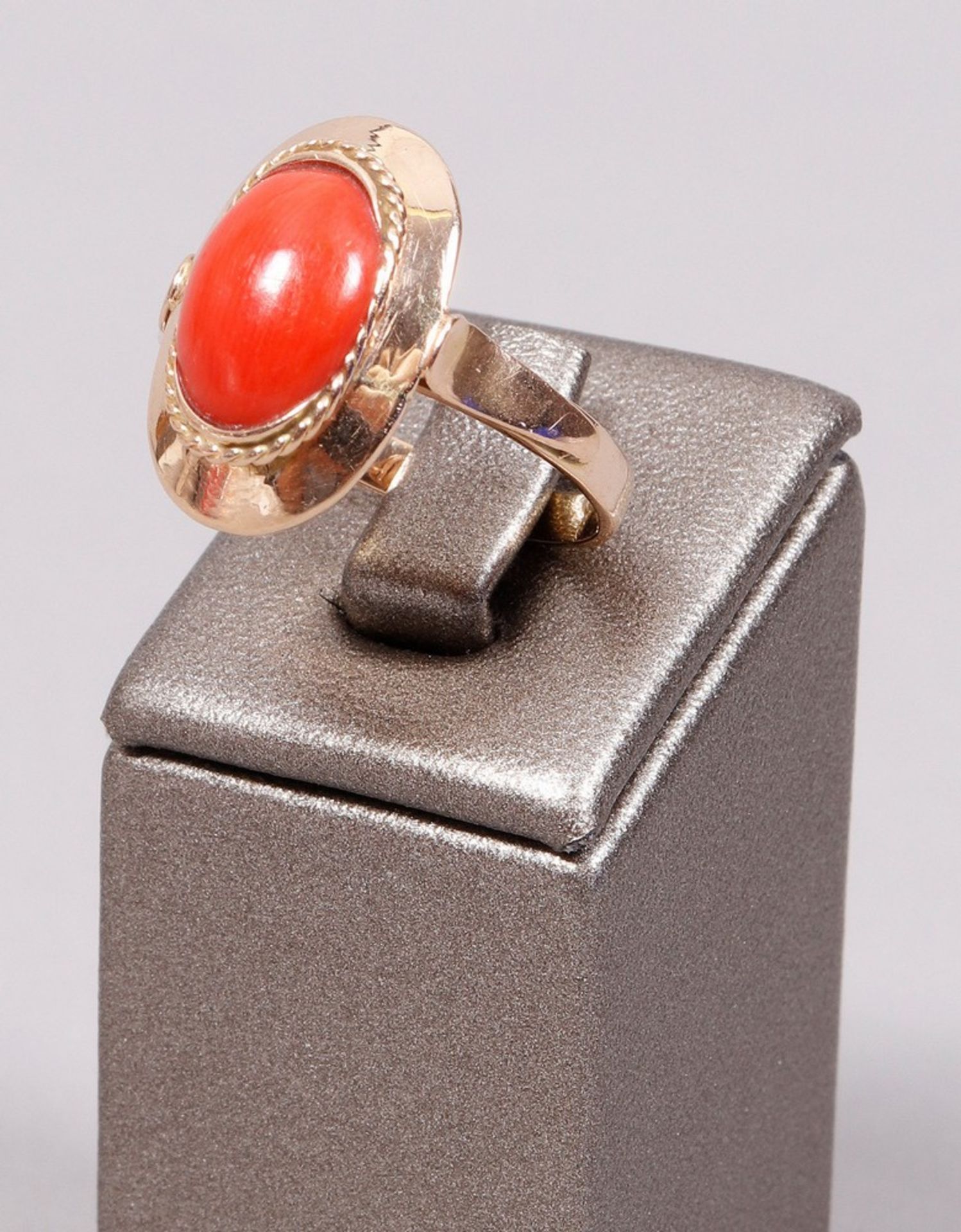Coral ring, 585 yellow gold