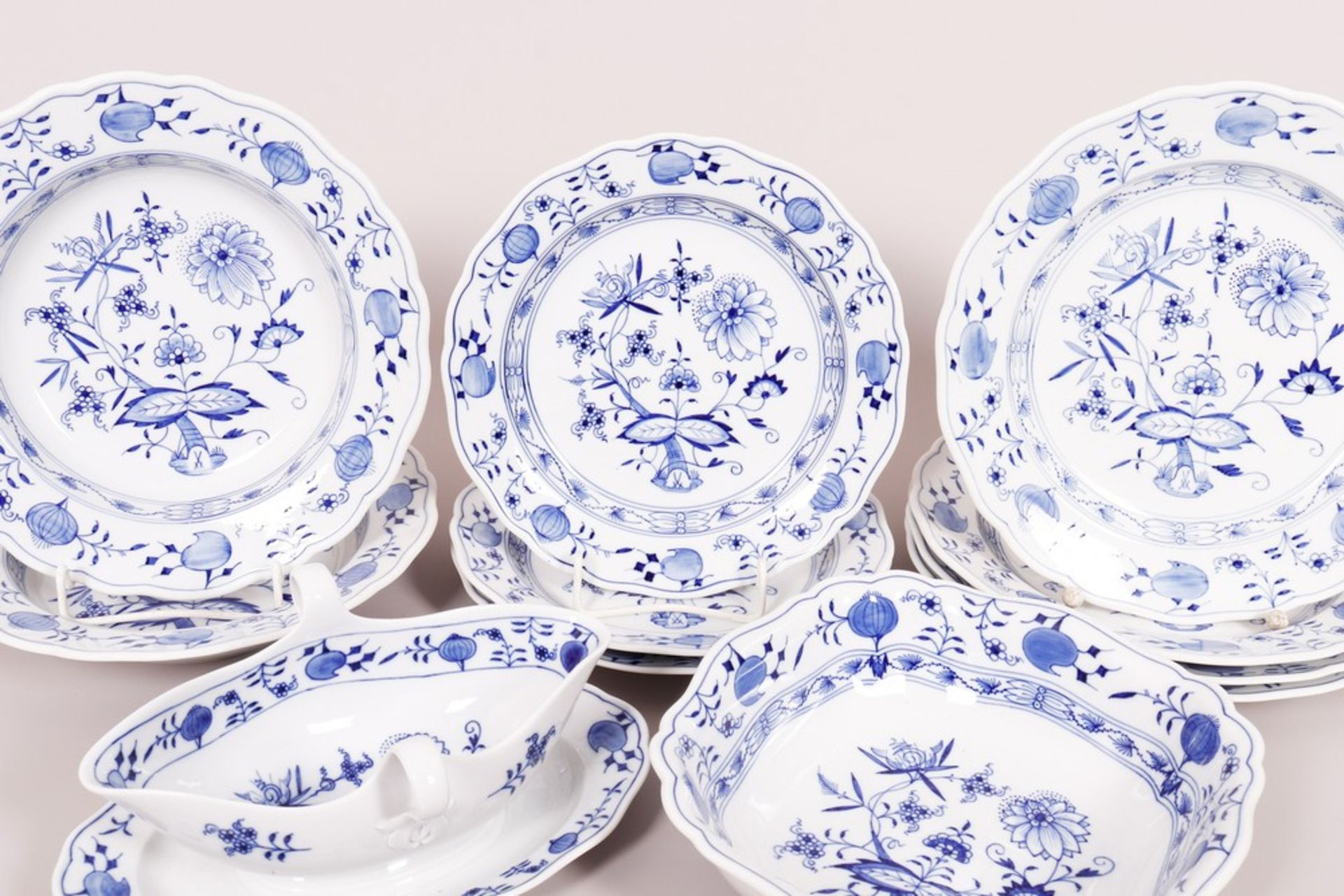 Mixed lot of dinnerware, Meissen, shape “Neuer Ausschnitt”, decor “Zwiebelmuster”, 20th C. - Image 2 of 7