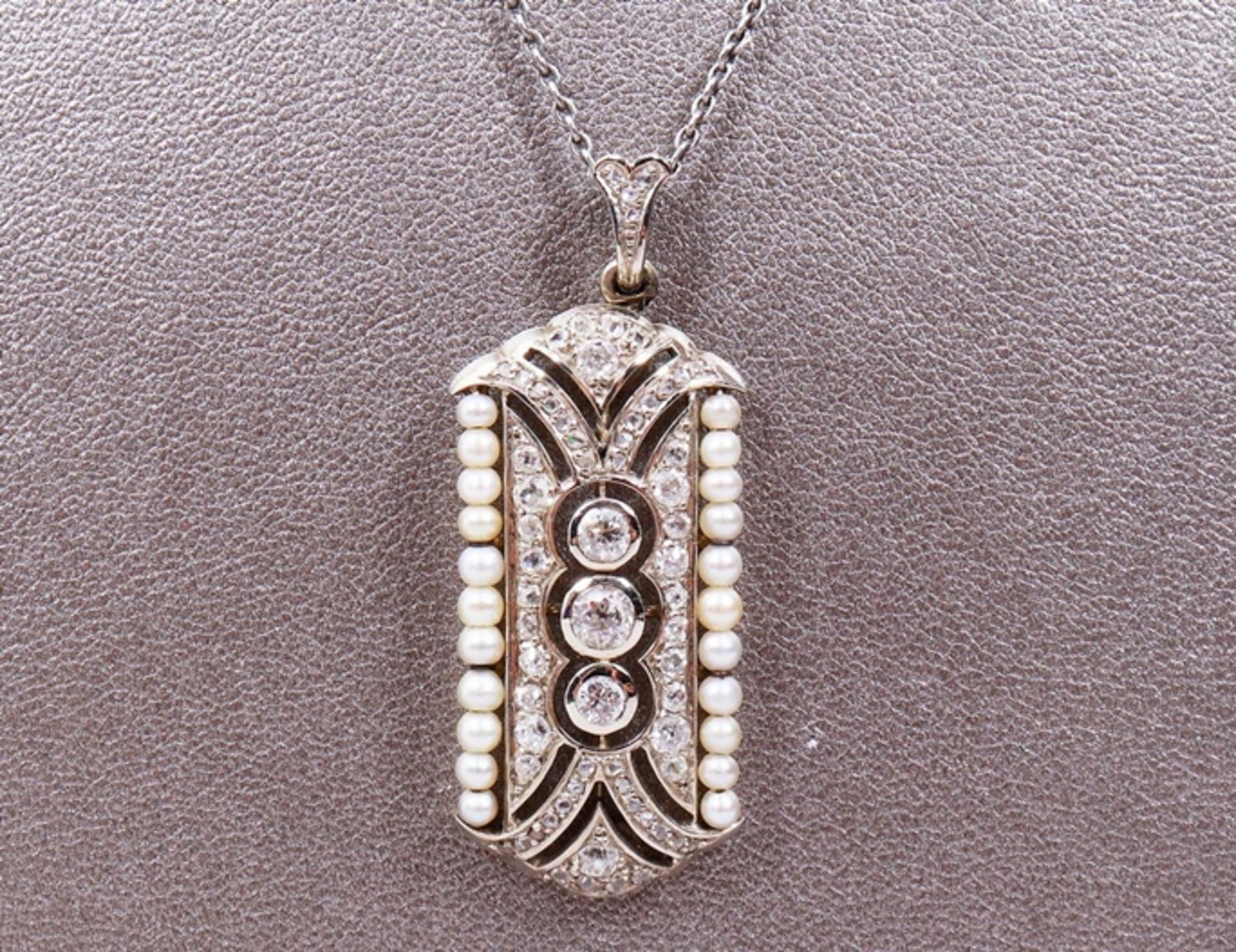 Art Deco pendant on chain - Image 2 of 3
