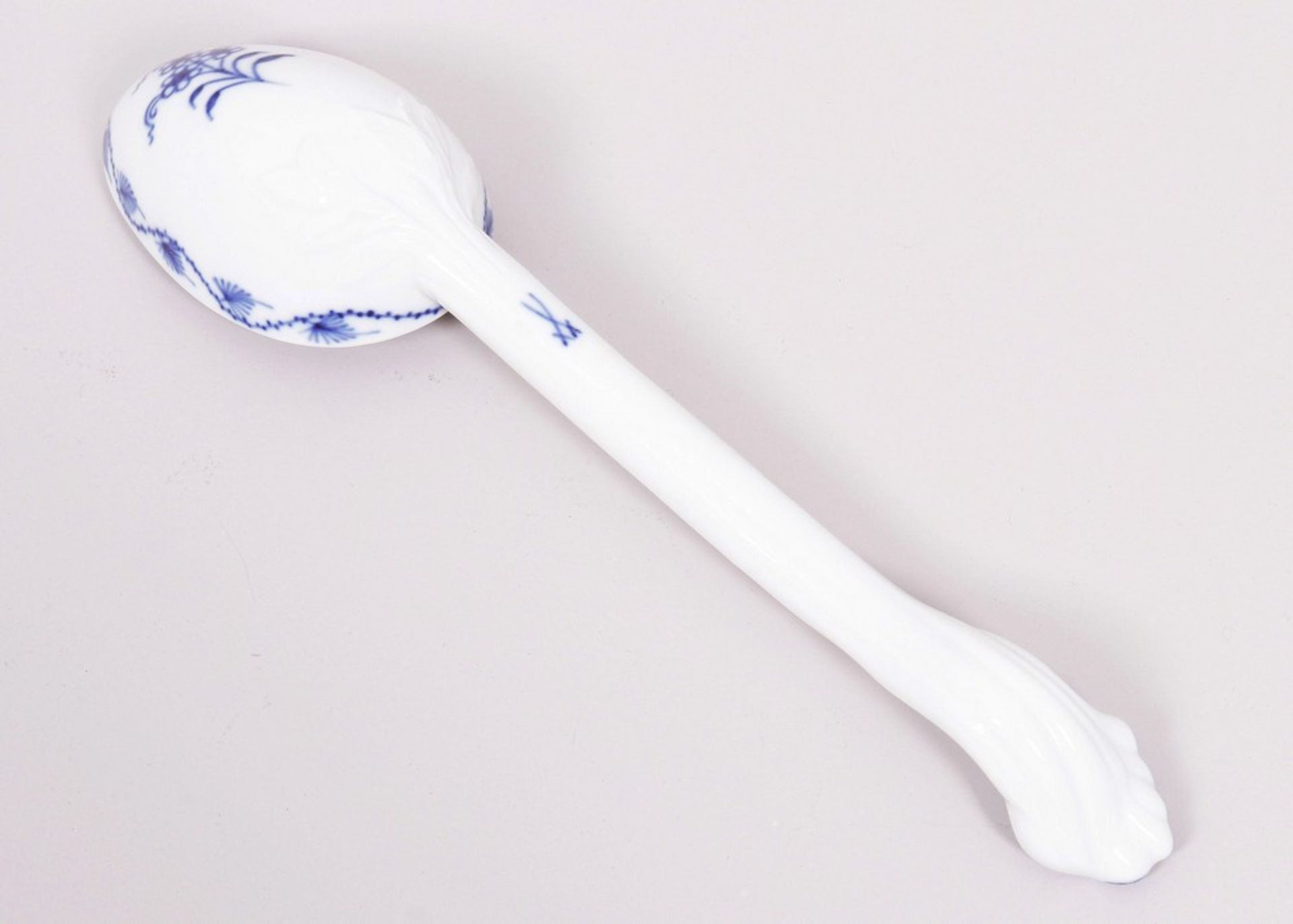 Sauce spoon, Meissen, “onion pattern” decor, mid-20th C. - Image 2 of 3