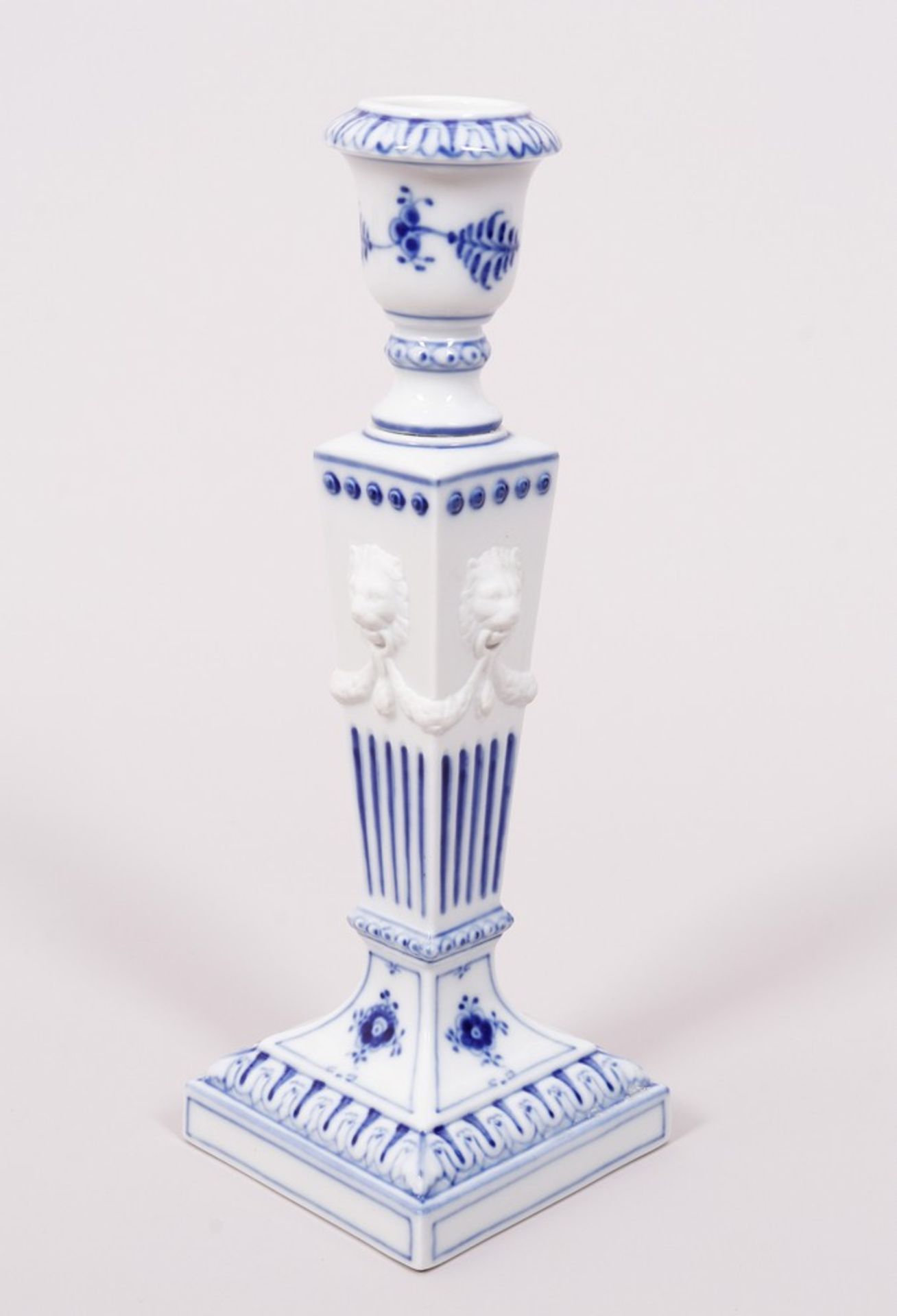 Table candlestick, design Arnold Krog for Royal Copenhagen, “Musselmalet” decor, manufactured in 19 - Image 3 of 6