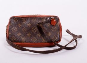 Kleine Vintage Umhängetasche, Louis Vuitton, Modell "Pochette Marly Bandouliere", 20.Jh.