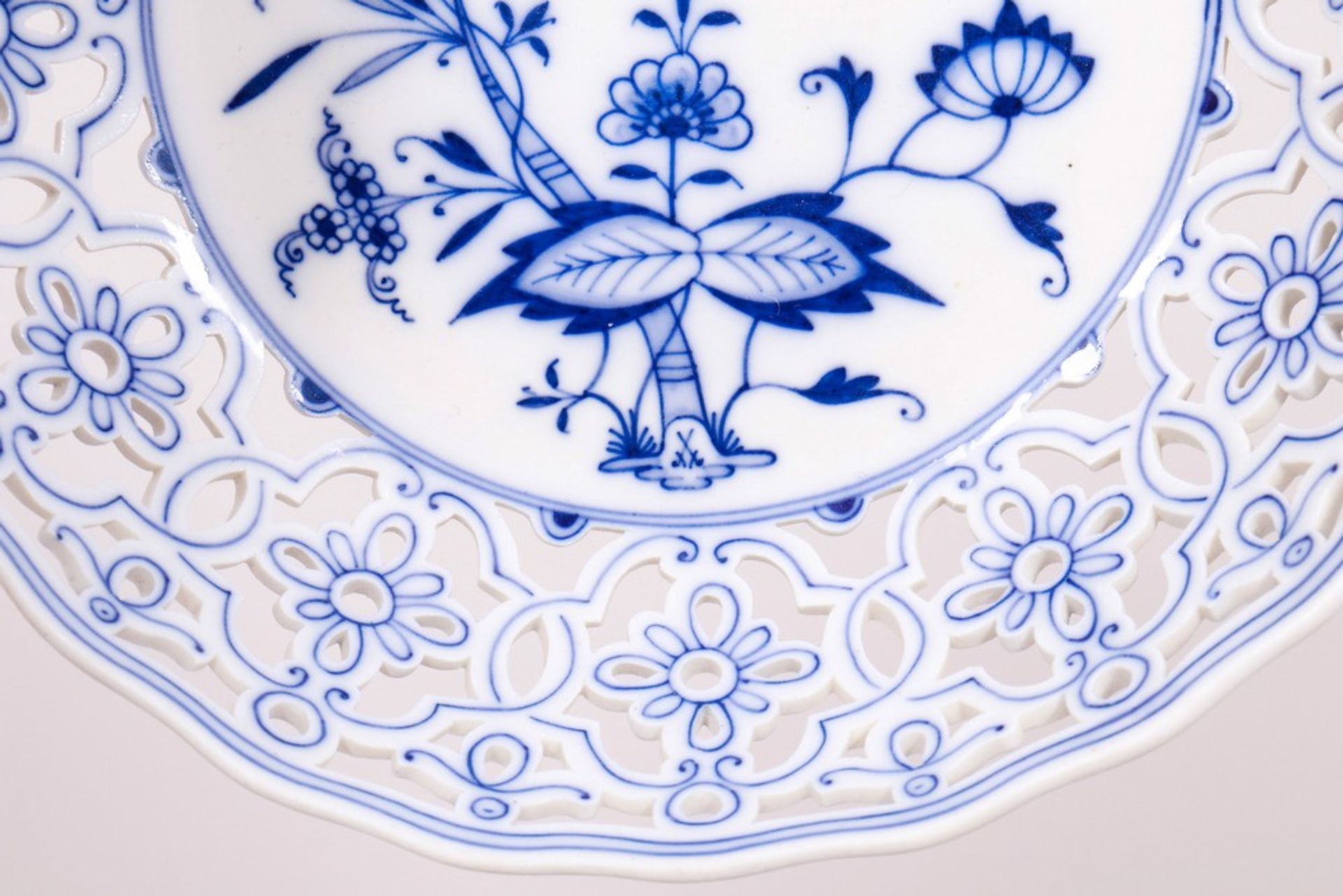 Foot bowl, Meissen, “onion pattern” decor, c. 1900 - Image 4 of 7