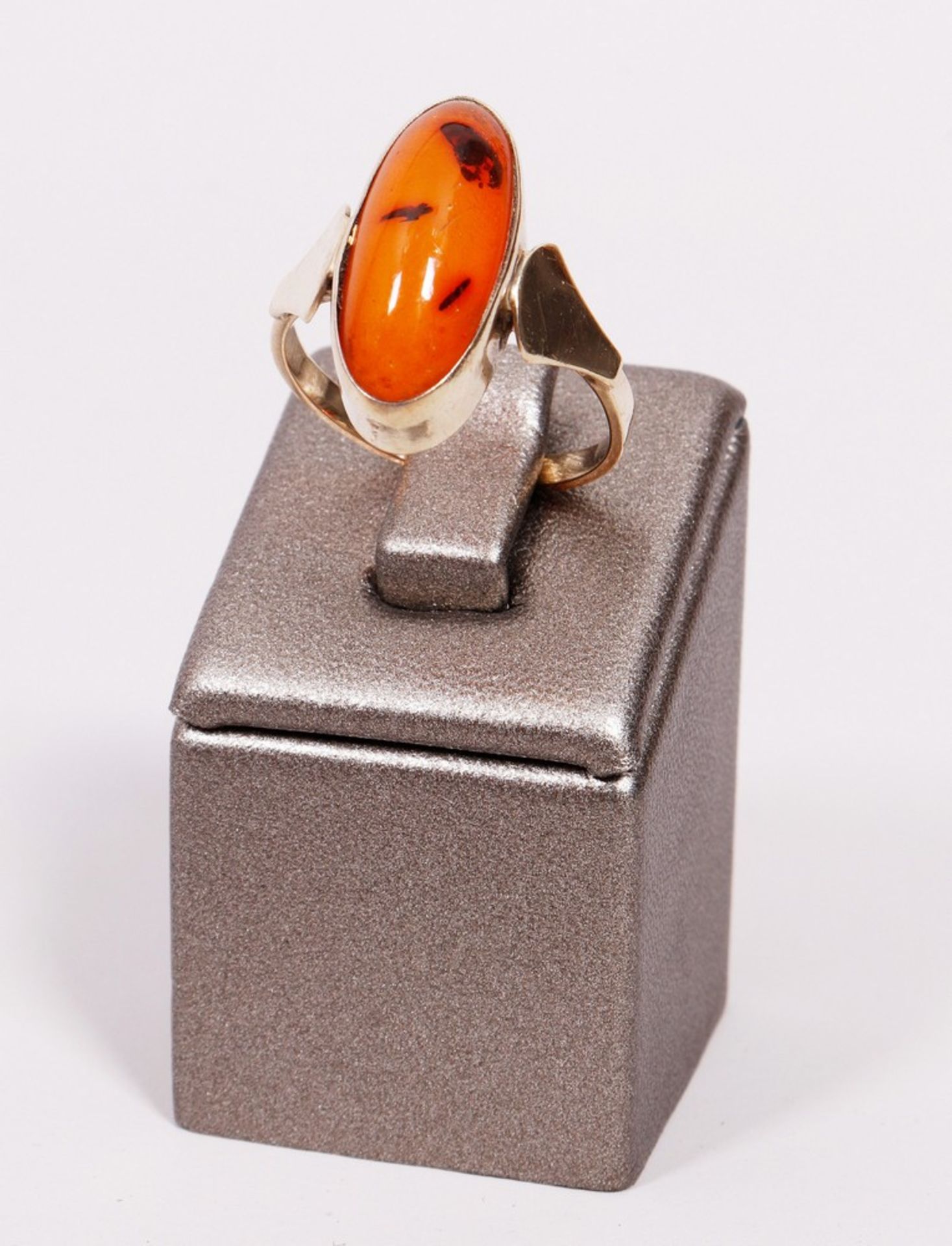 Amber ring, 333 gold, 20th century.