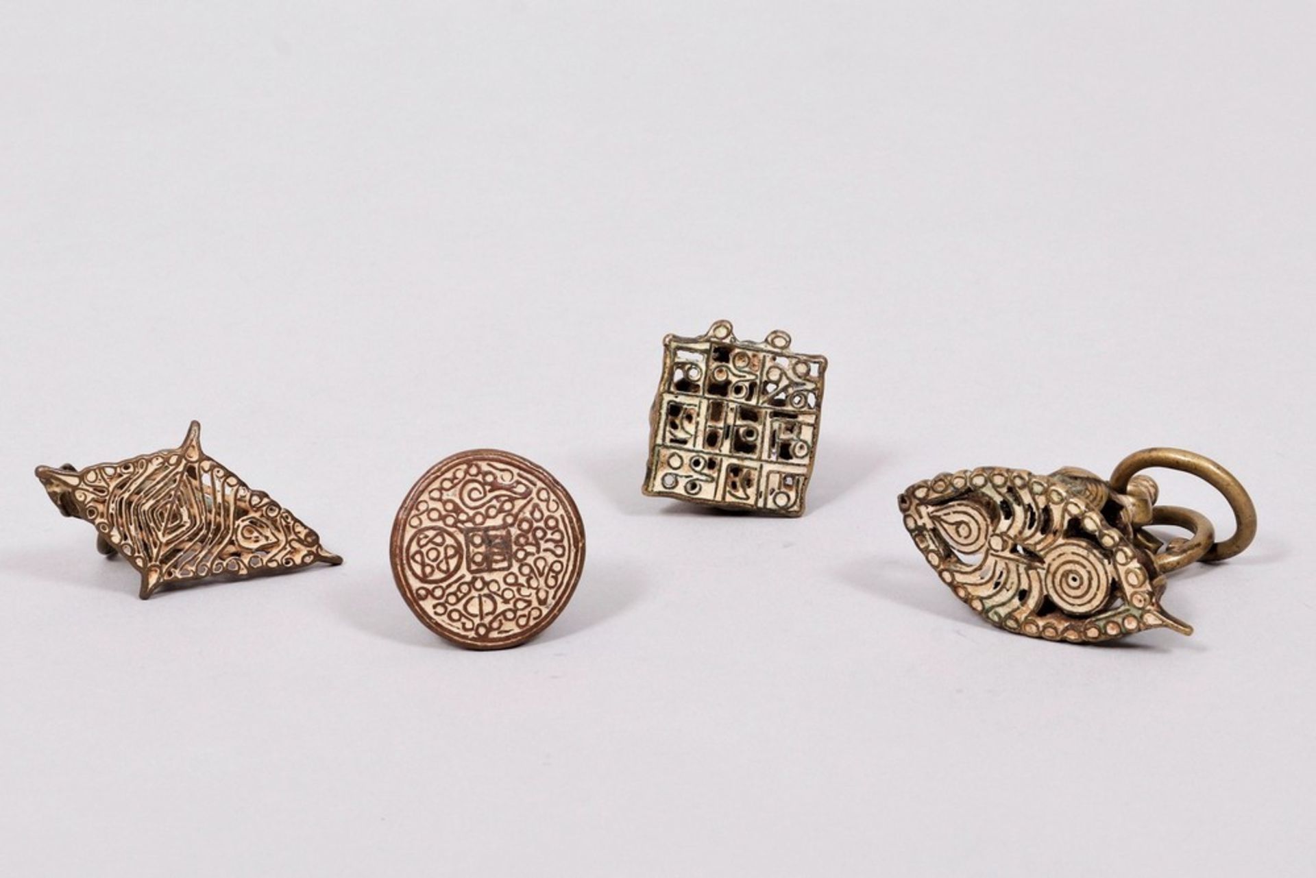 Mixed lot of Tilaka body stamps, brass/bronze, India, around 1900/20, 4 pieces - Image 2 of 2