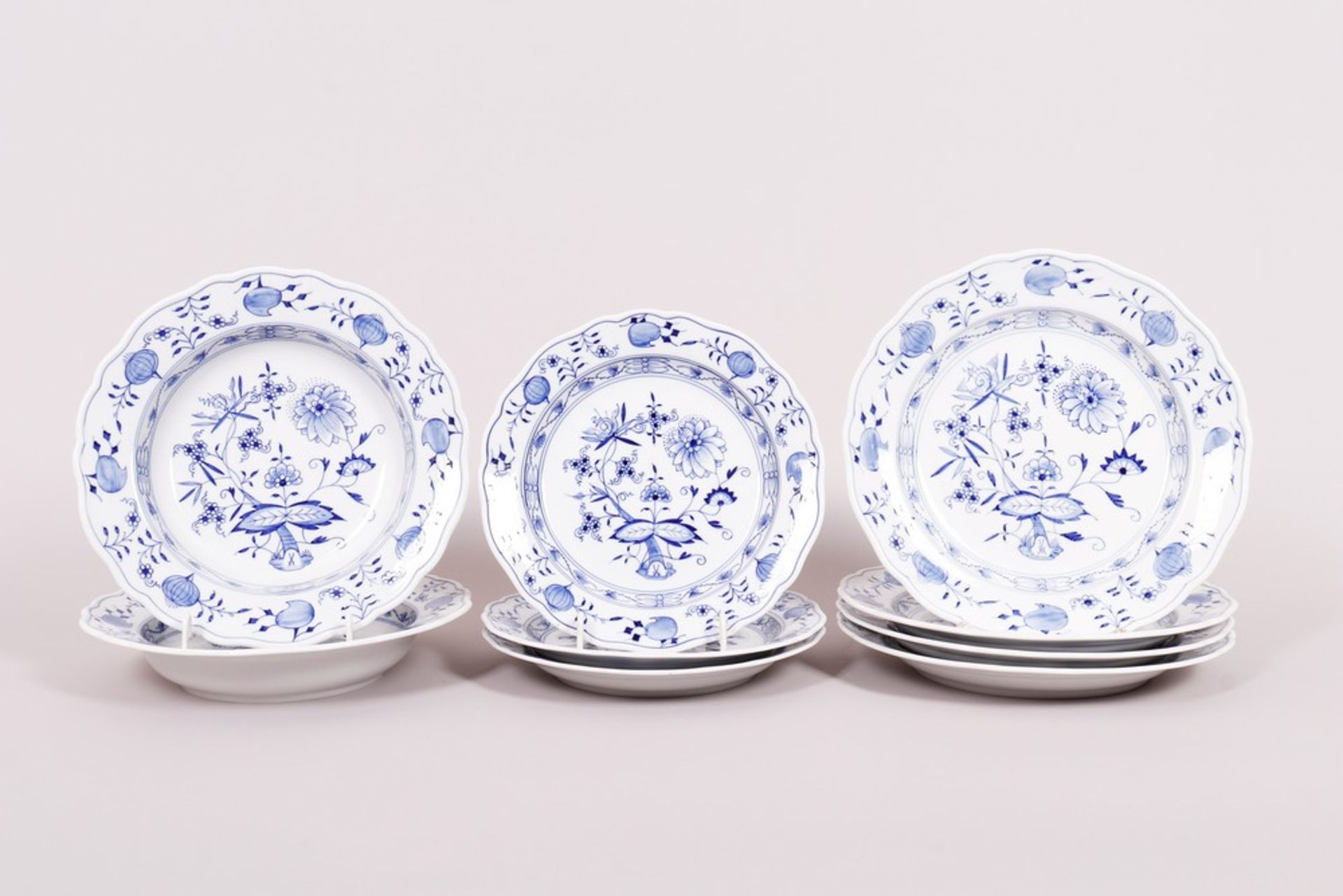 Mixed lot of dinnerware, Meissen, shape “Neuer Ausschnitt”, decor “Zwiebelmuster”, 20th C. - Image 3 of 7