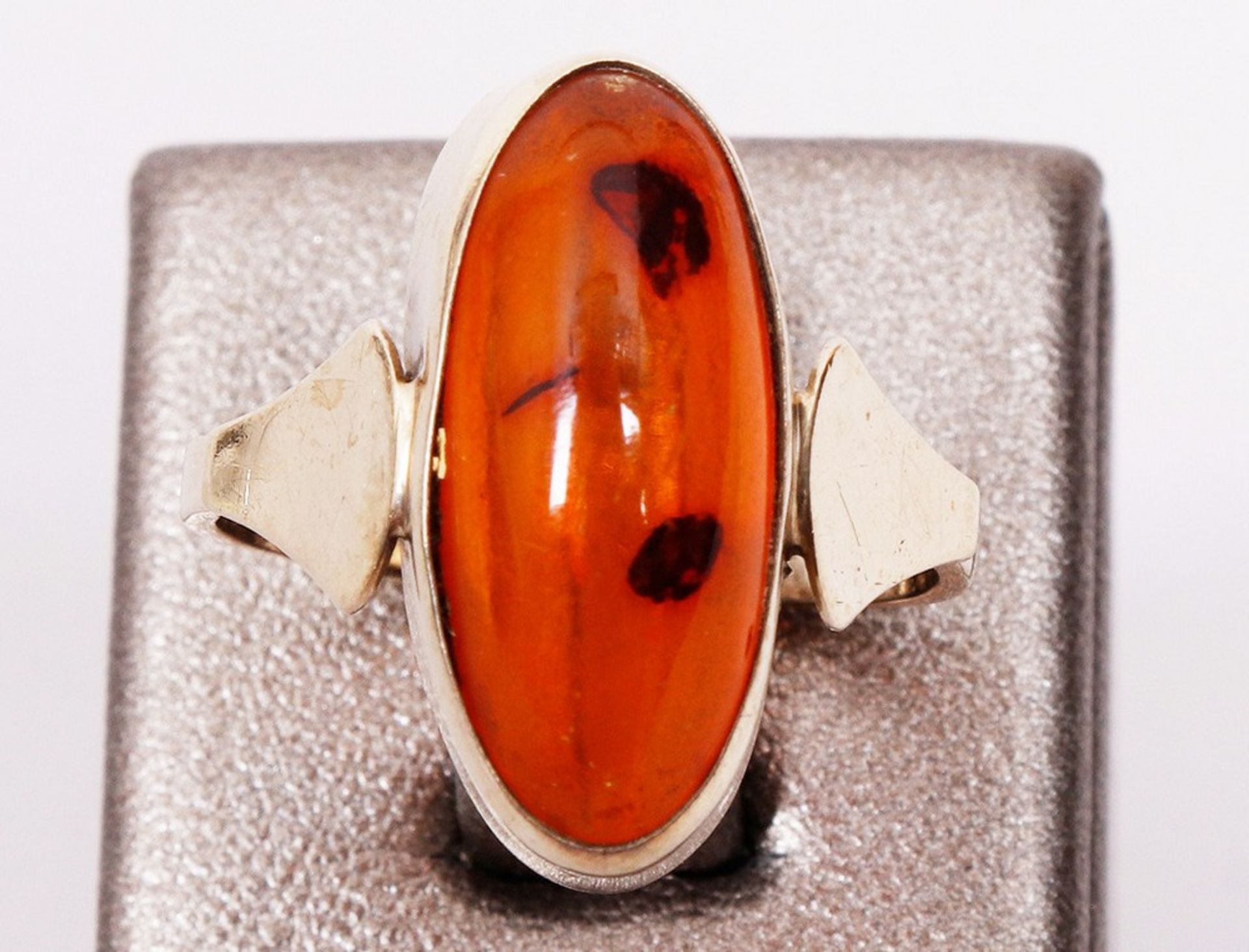 Amber ring, 333 gold, 20th century. - Image 2 of 4