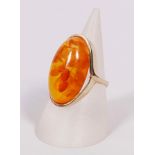 Amber ring, 333 gold, 20th century.