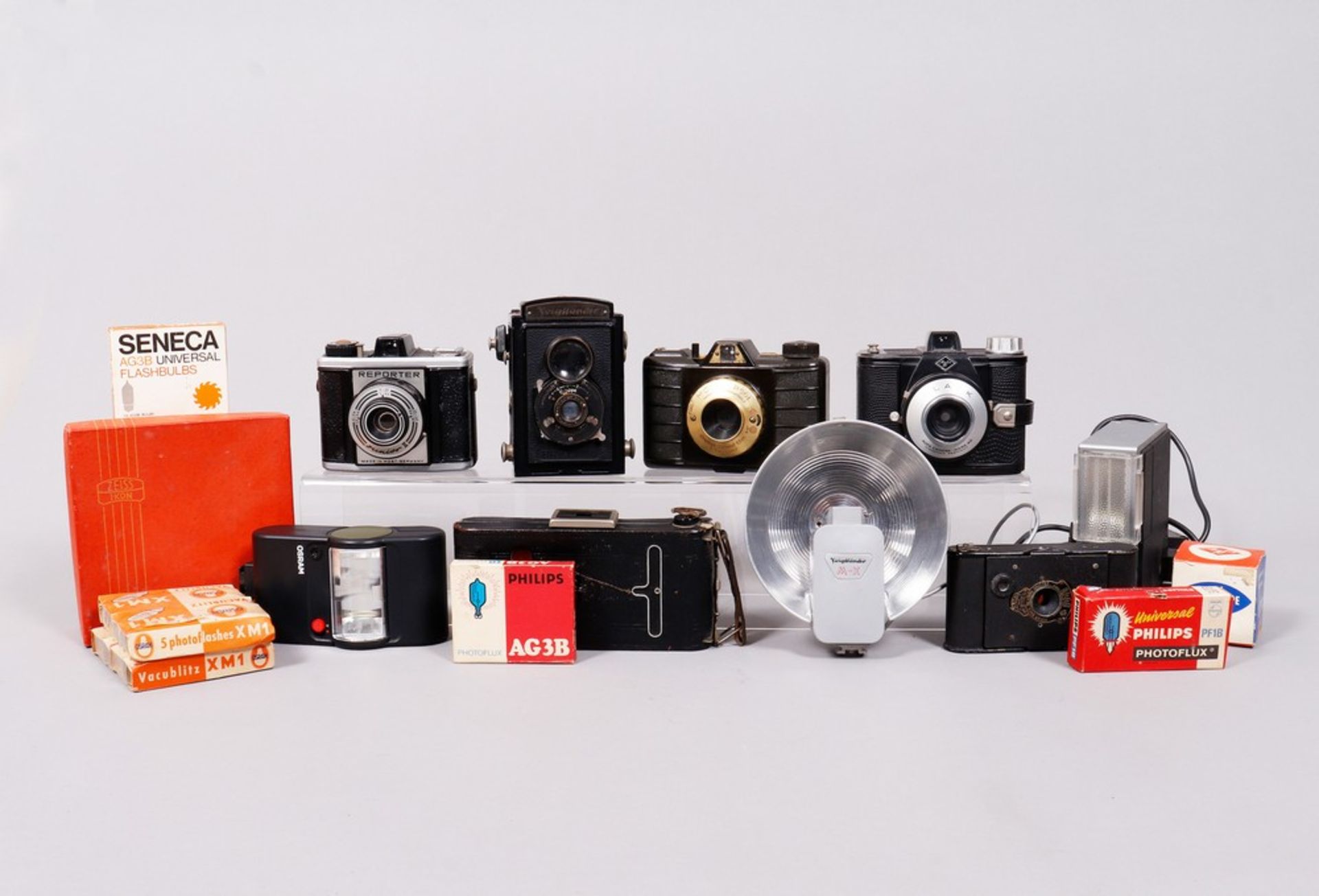 Mixed lot of cameras and accessories, Voigtländer/Kodak and others
