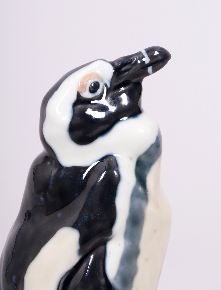 Großer Pinguin, Entwurf 1910 von Paul Walther für Meissen, Ausführung wohl um 1910-15, Knaufschwert - Bild 6 aus 7