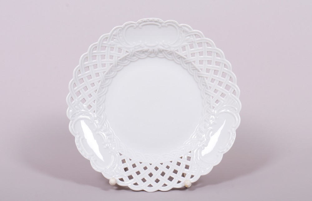 A three-piece collection of porcelain with an openwork edge, Meissen, 20th C. - Image 5 of 6