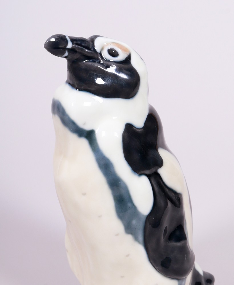 Großer Pinguin, Entwurf 1910 von Paul Walther für Meissen, Ausführung wohl um 1910-15, Knaufschwert - Bild 2 aus 7