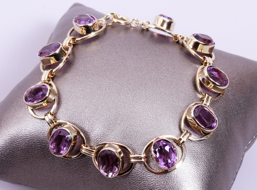 Amethyst bracelet, 333 yellow gold, 20th C.