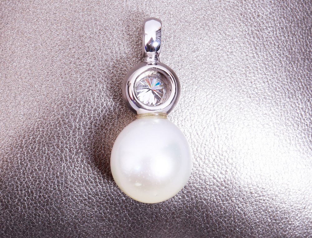 Pearl pendant with a set brilliant, 20th C. - Image 4 of 4