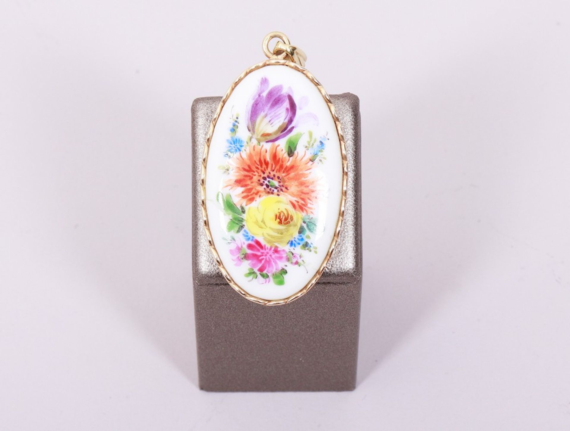 Meissen pendant, white porcelain with floral bouquet painting