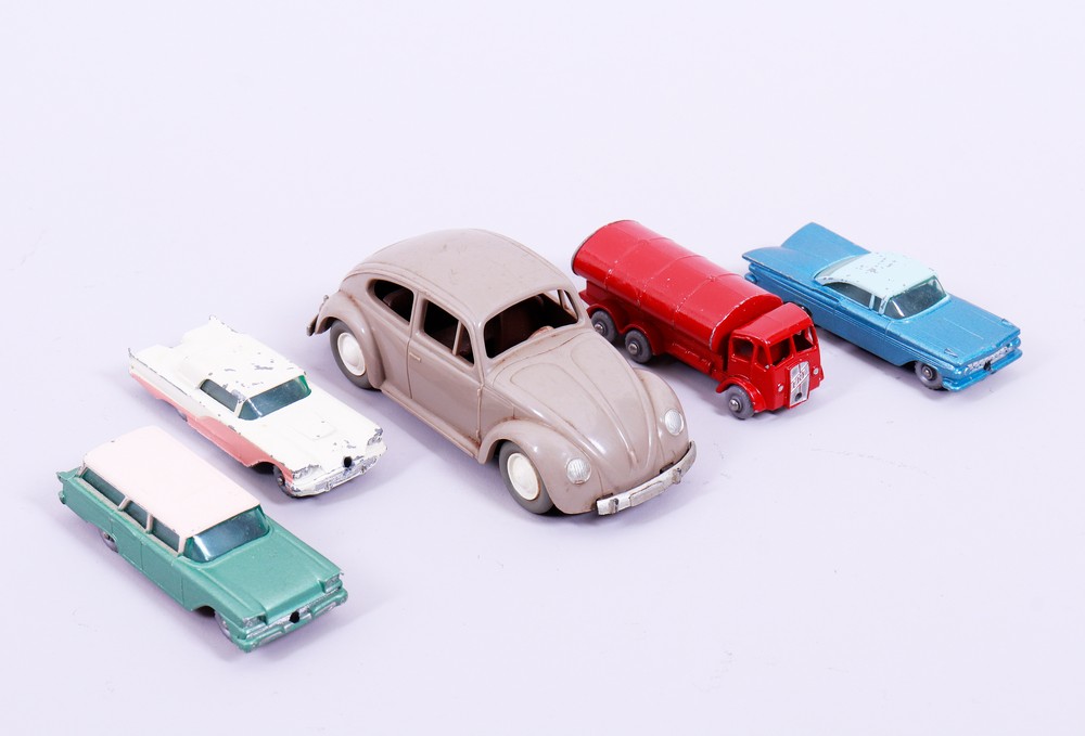 5 small model cars, including Matchbox - Lesney, England, mid-20th C. - Image 2 of 7