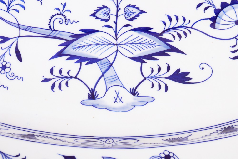 Large meat/serving platter, Meissen, shape "Neuer Ausschnitt", decor "Zwiebelmuster", probably 1870 - Image 3 of 7