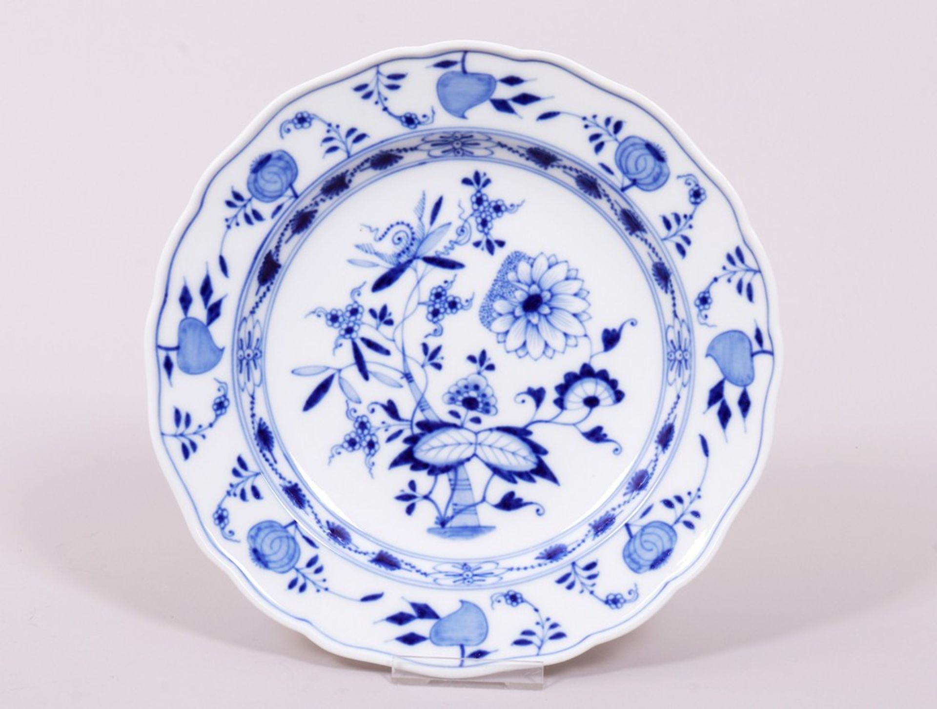 1 plate, Meissen, shape “Neuer Ausschnitt”, decor “onion pattern”, pommel swords, 2nd choice