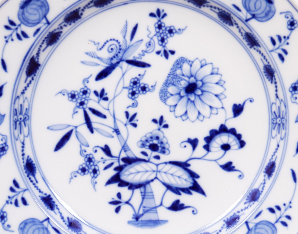 1 plate, Meissen, shape “Neuer Ausschnitt”, decor “onion pattern”, pommel swords, 2nd choice - Image 2 of 5