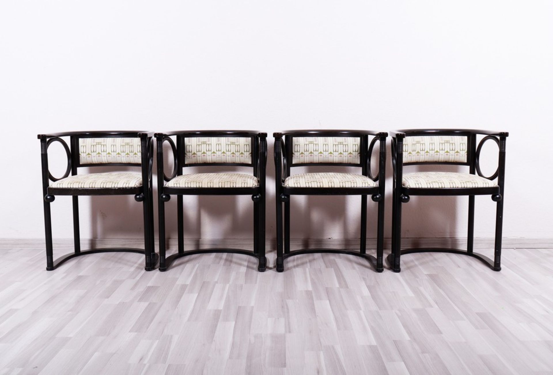 4 Armlehnstühle mit Tisch, Entwurf Josef Hoffmann, Ausführung Wittmann, Österreich, 1980er Jahre - Bild 3 aus 8