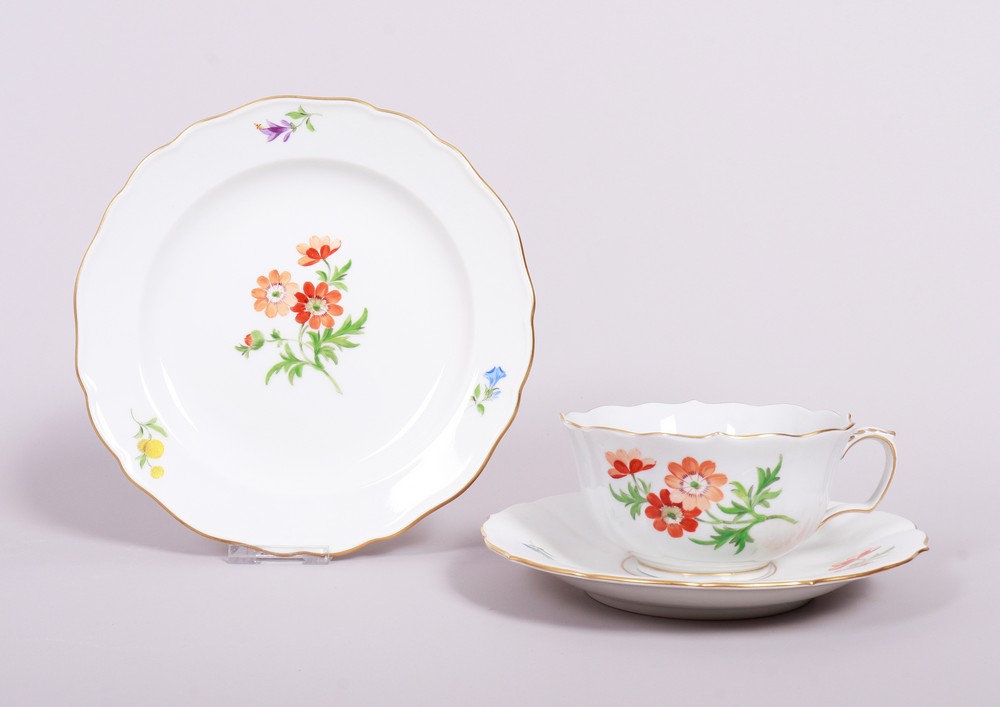 Tea place setting, Meissen, shape "Neuer Ausschnitt", decor "Deutsche Blume", 2nd half C., 3 pieces