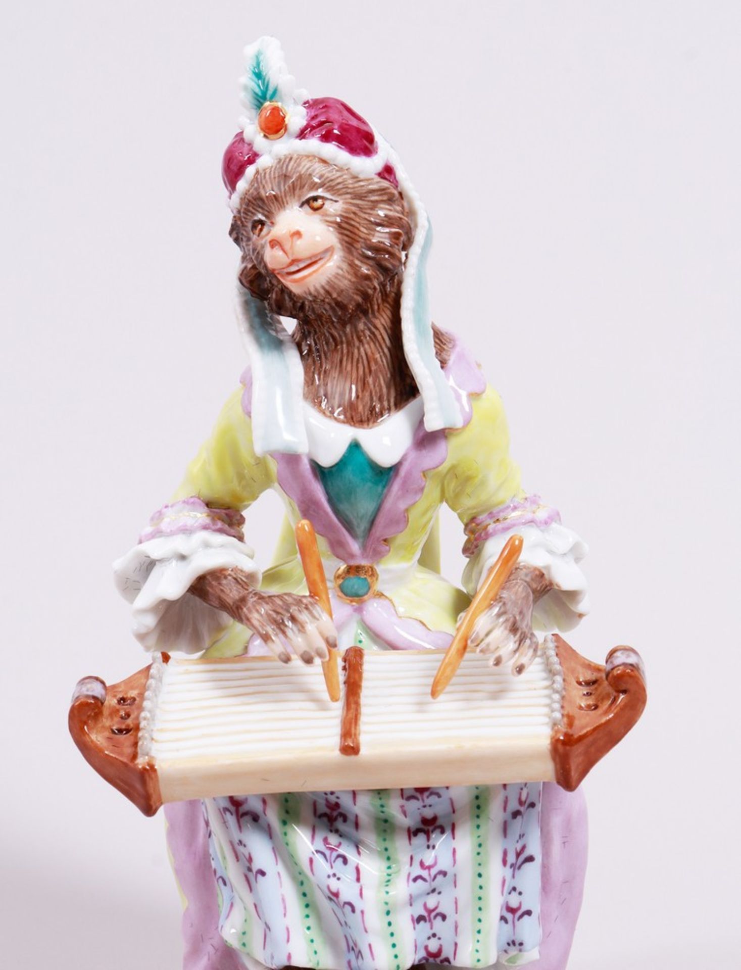 "Affe mit Zither" zur "Affenkapelle", Entwurf 2019 von Silke Ebermann für Meissen, limitierte Editi - Bild 2 aus 12