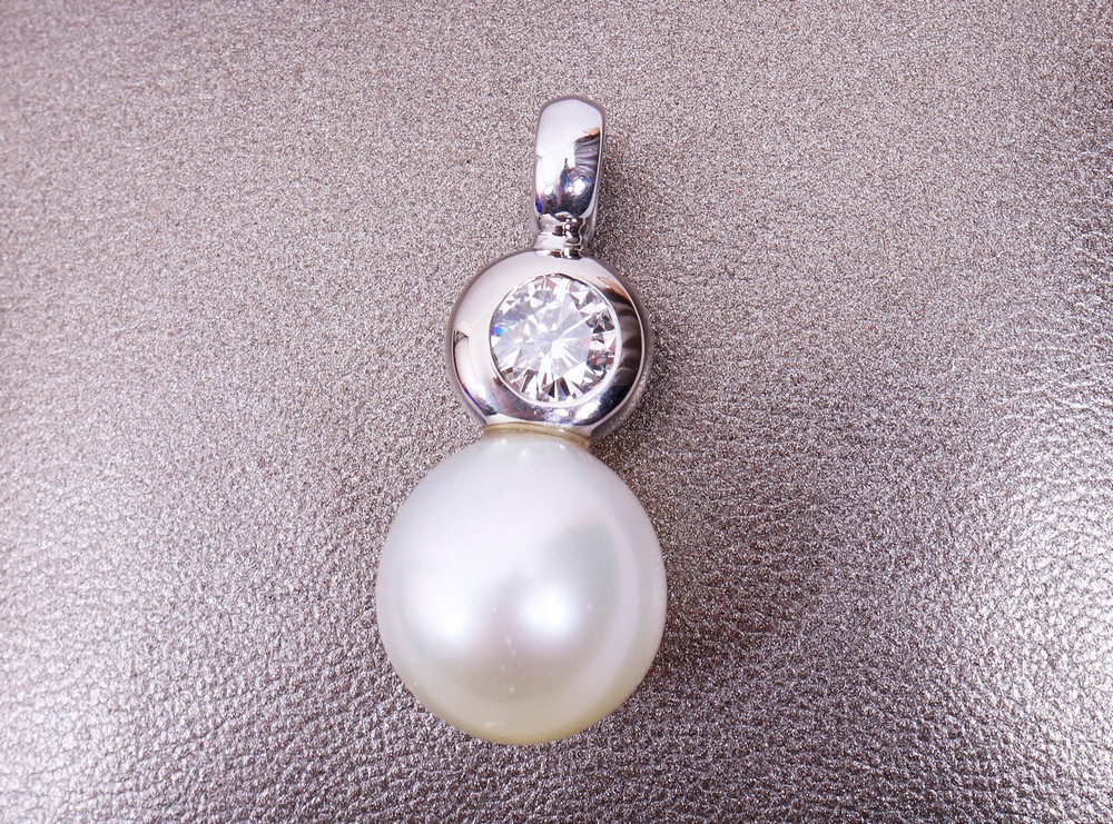 Pearl pendant with a set brilliant, 20th C.