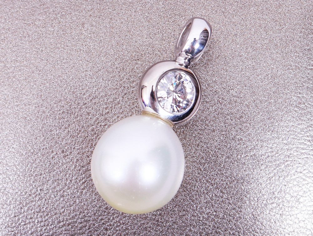 Pearl pendant with a set brilliant, 20th C. - Image 2 of 4