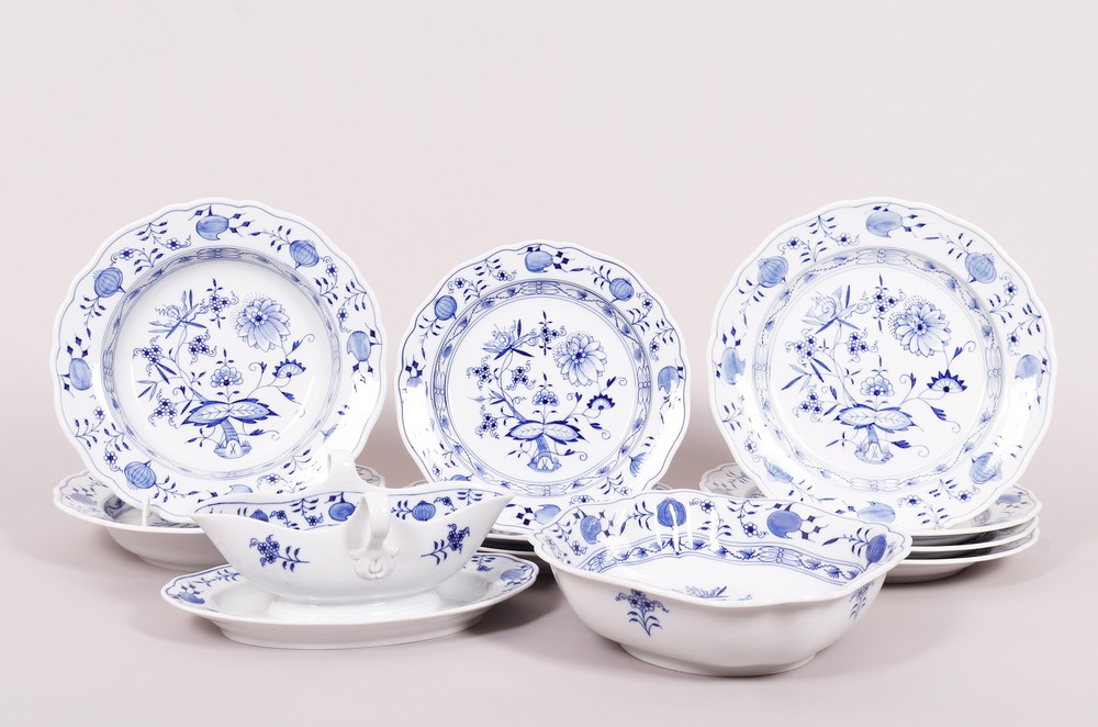 Mixed lot of dinnerware, Meissen, shape “Neuer Ausschnitt”, decor “Zwiebelmuster”, 20th C.