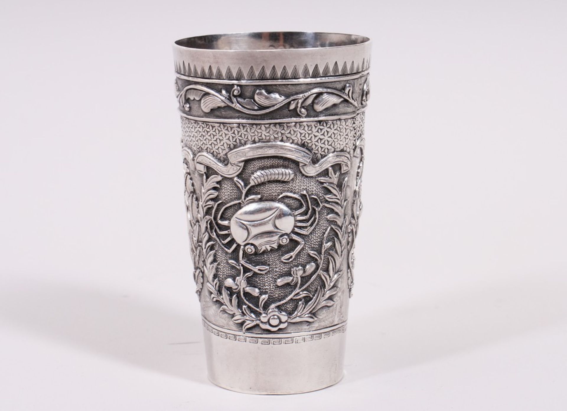 Kleiner Becher, Silber, De Xing Lou/Tak Hing Lau (ca. 1870-1920), Canton, Anfang 20.Jh.  - Bild 2 aus 4