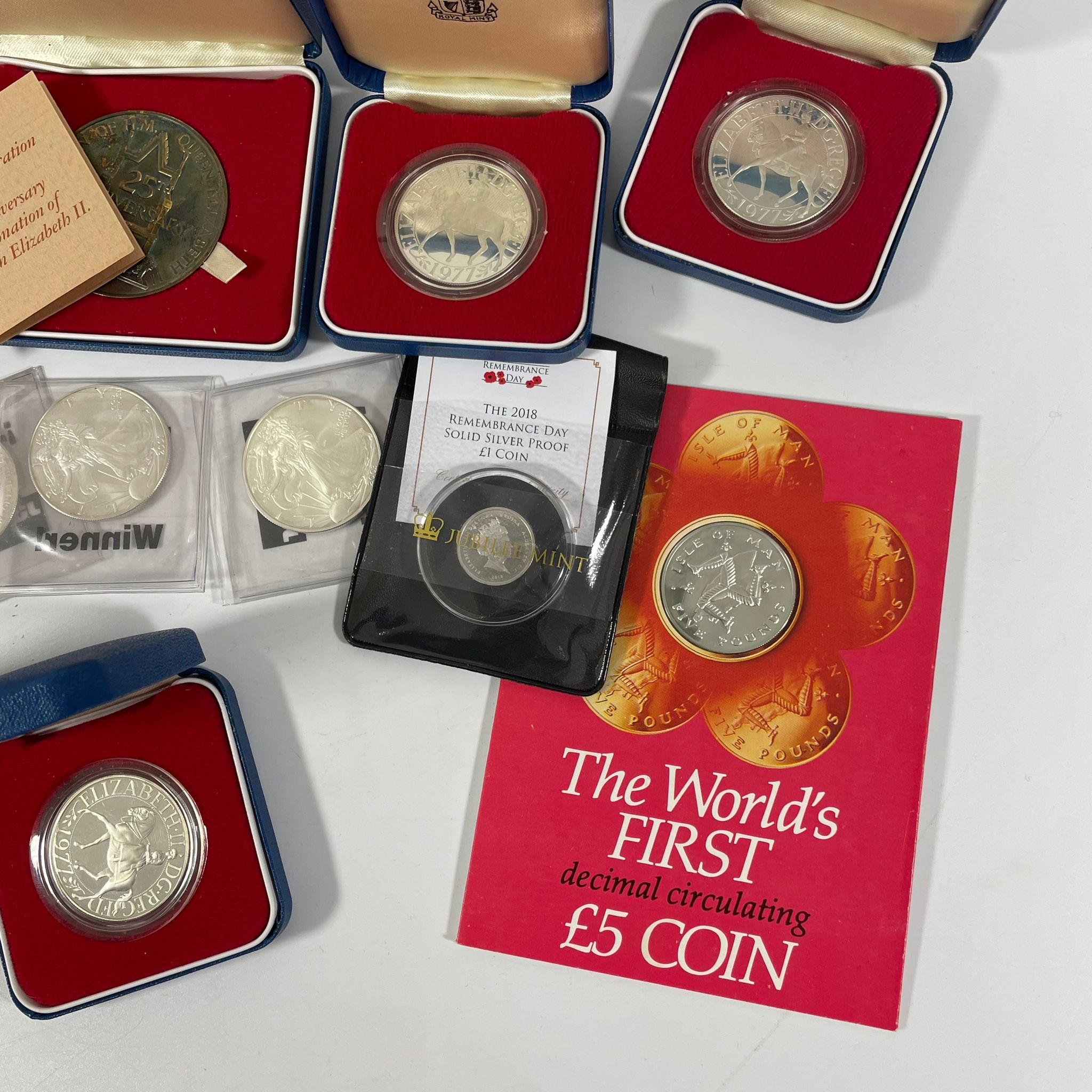 A collection of silver and other coins to include: Two silver Royal Mint Elizabeth II 25th - Image 3 of 9