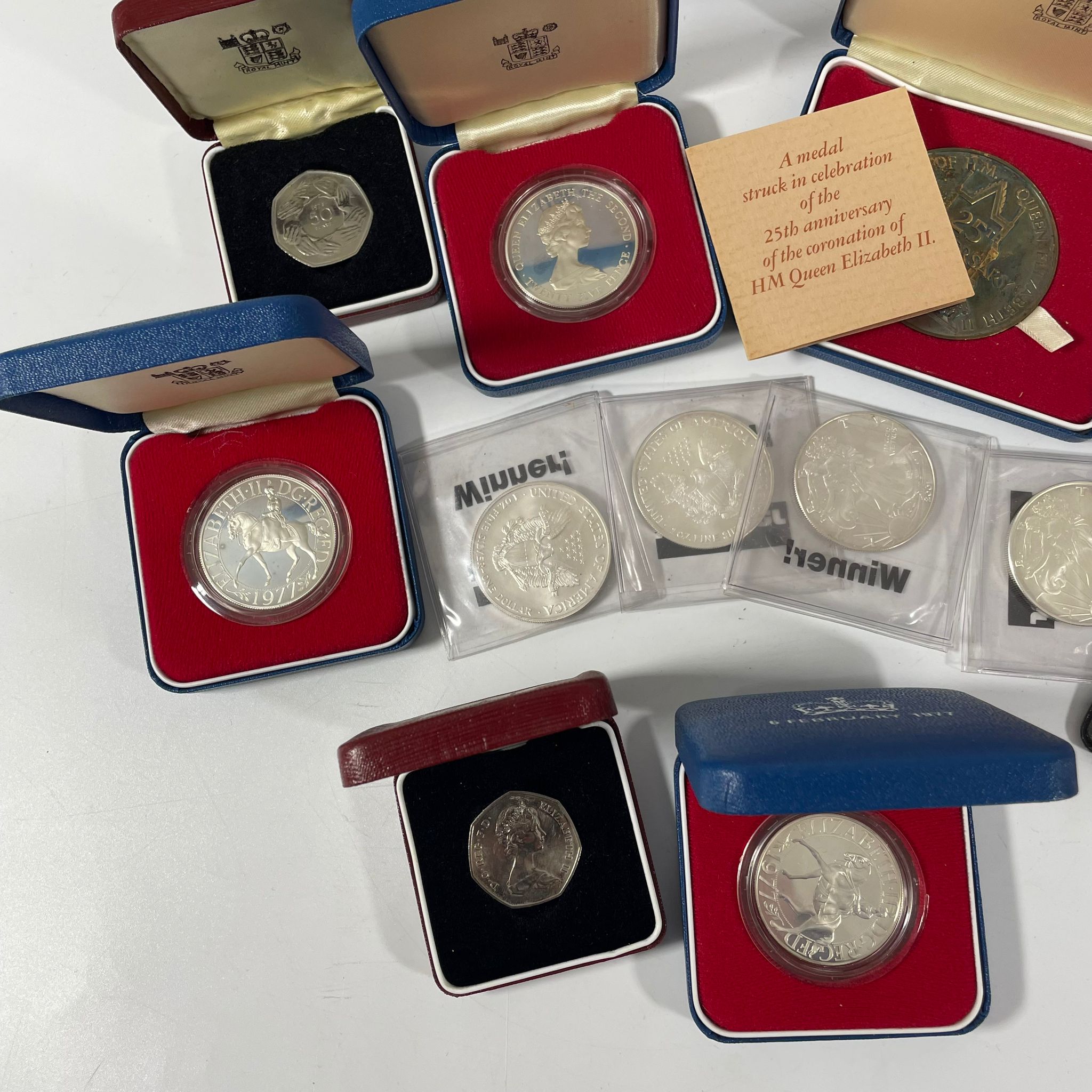 A collection of silver and other coins to include: Two silver Royal Mint Elizabeth II 25th - Image 6 of 9