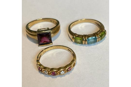 A group of 9ct gold gem set rings. Featuring a square cut garnet ring, a topaz and peridot ring - Image 1 of 7