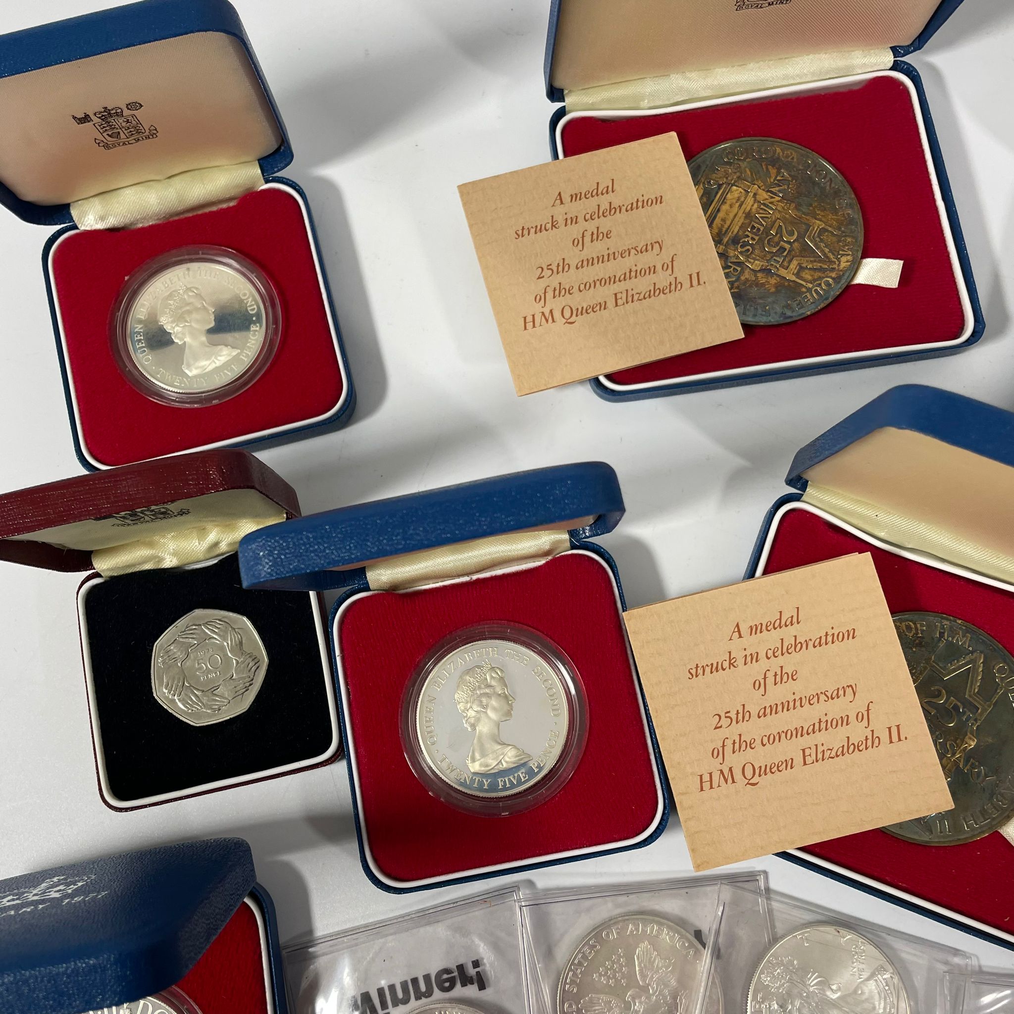 A collection of silver and other coins to include: Two silver Royal Mint Elizabeth II 25th - Image 9 of 9