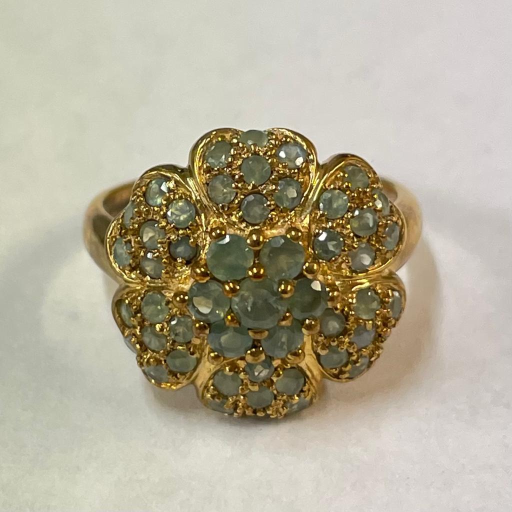 A collection of three 9ct yellow gold gem set rings. Featuring a flower form chrysoberyl ring, a - Bild 4 aus 5