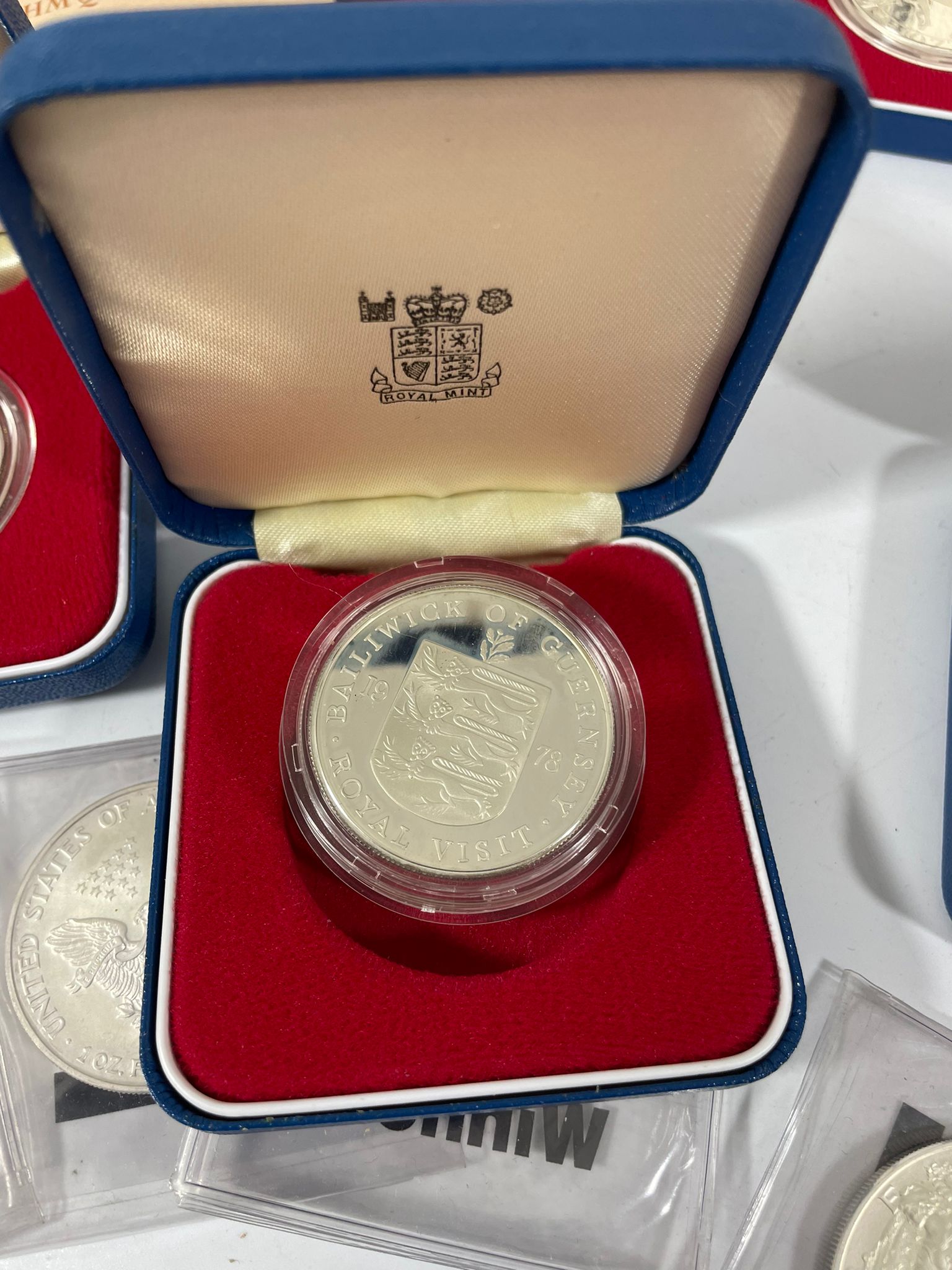 A collection of silver and other coins to include: Two silver Royal Mint Elizabeth II 25th - Image 4 of 9