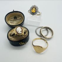 A collection of five rings.  Featuring an 18ct gold signet ring with rubbed initials, size P; a