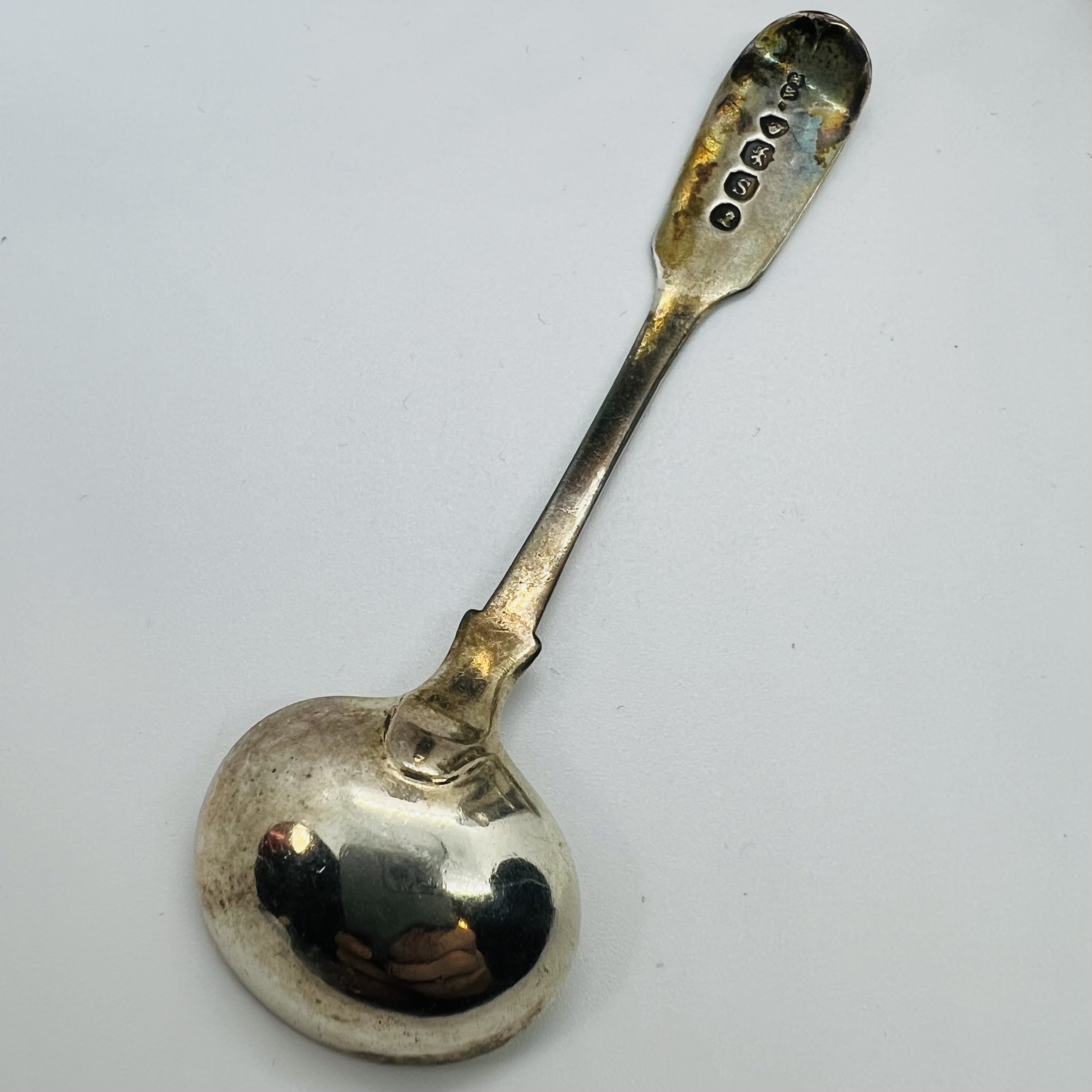 A collection of silver comprising two sugar casters, a mustard pot and and a mustard spoon. - Bild 2 aus 8