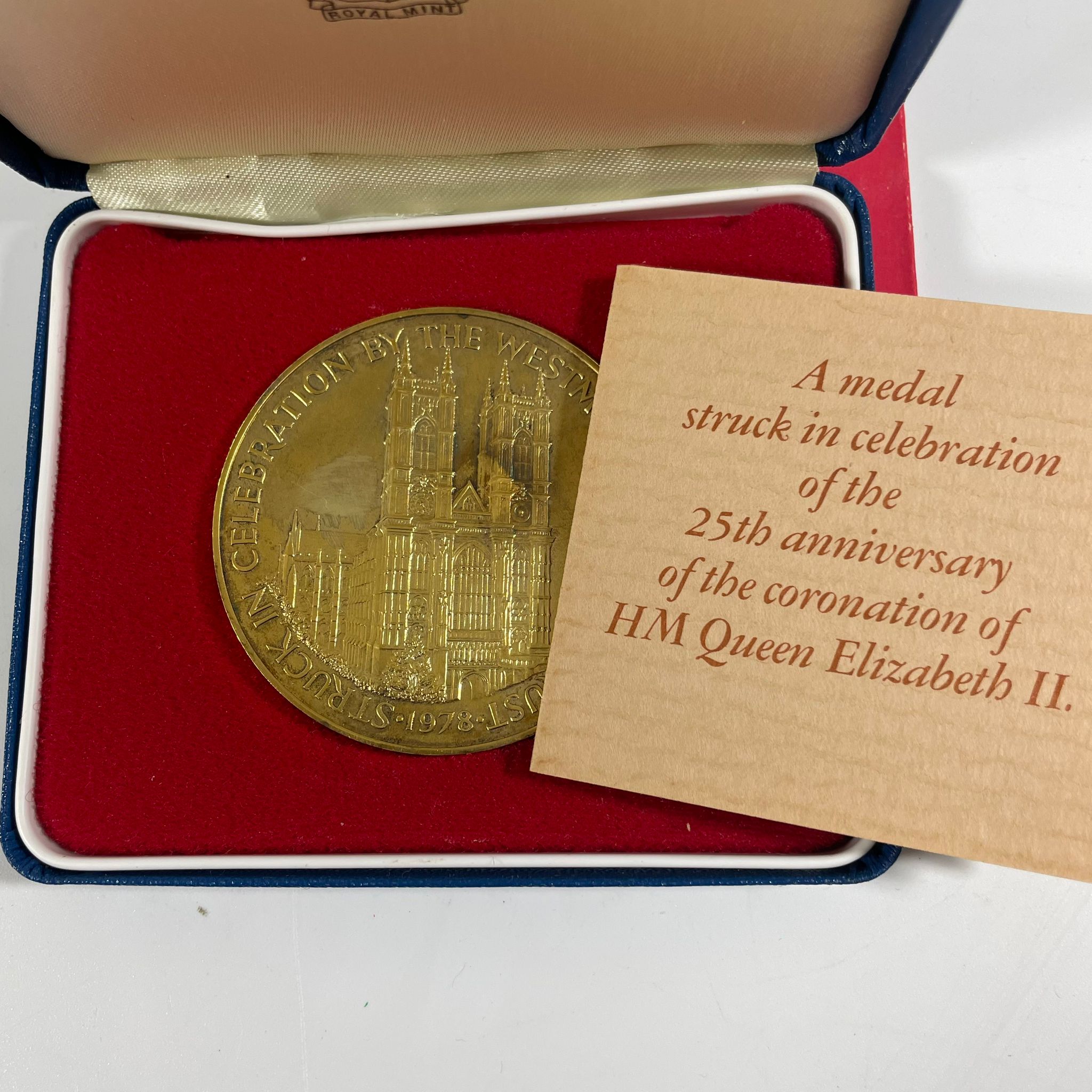 A collection of silver and other coins to include: Two silver Royal Mint Elizabeth II 25th - Image 5 of 9