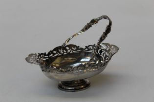 An Edwardian sterling silver handled footed basket, with an openwork rim. With clean hallmarks for